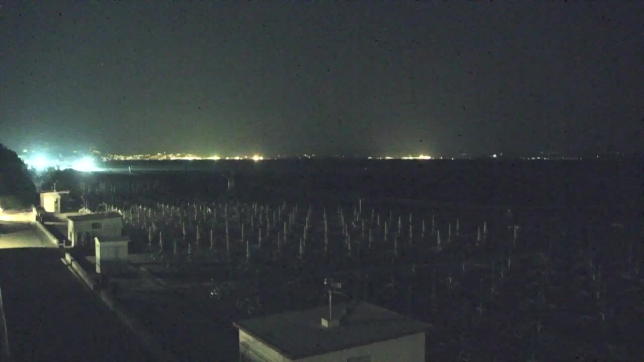 Webcam en vivo Grado: Vistas de la playa y del parque acuático en tiempo real