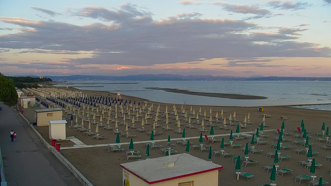 Webcam en vivo Grado: Vistas de la playa y del parque acuático en tiempo real