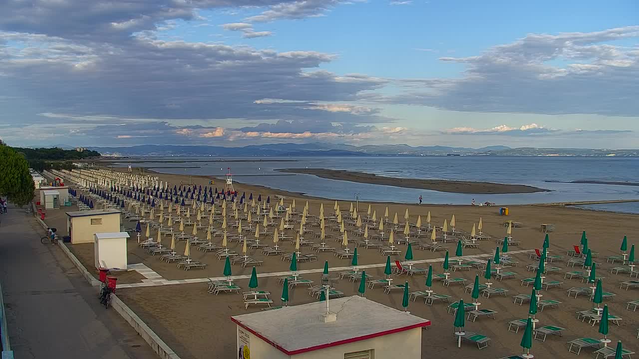 Webcam en vivo Grado: Vistas de la playa y del parque acuático en tiempo real