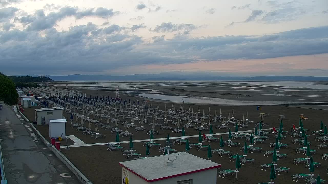 Webcam en vivo Grado: Vistas de la playa y del parque acuático en tiempo real