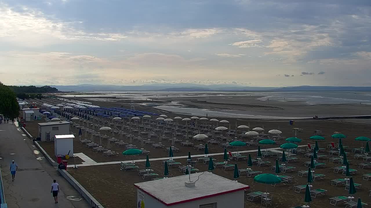 Webcam en vivo Grado: Vistas de la playa y del parque acuático en tiempo real