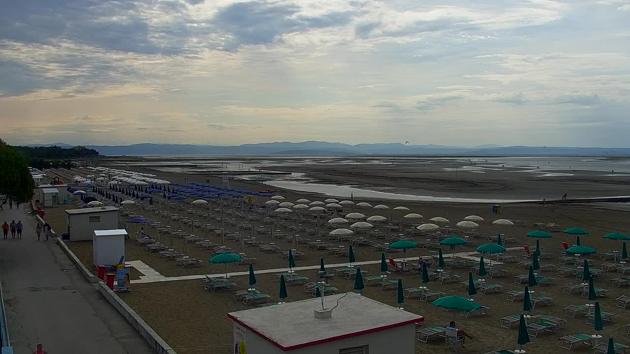 Webcam en vivo Grado: Vistas de la playa y del parque acuático en tiempo real