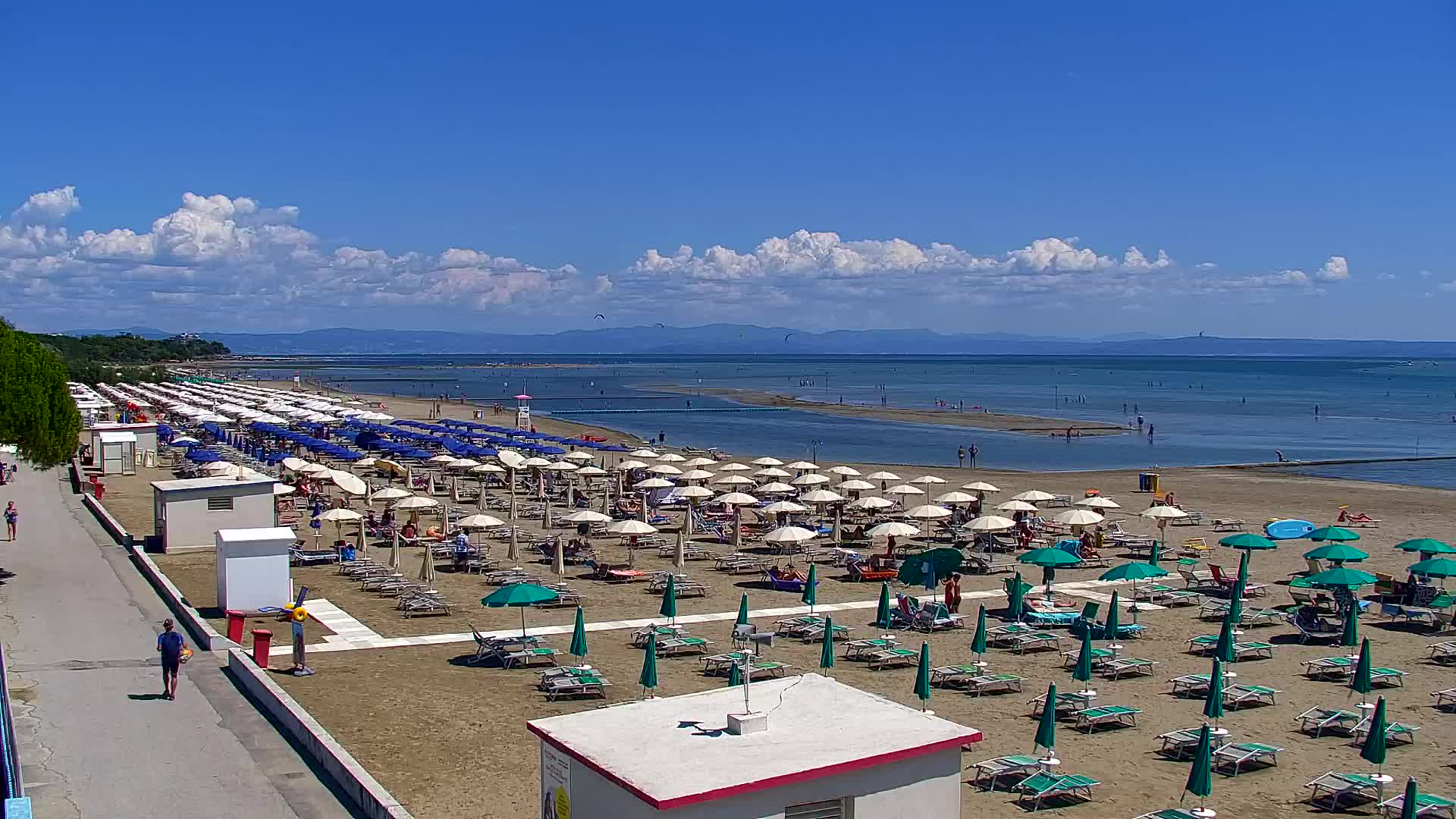 Webcam en vivo Grado: Vistas de la playa y del parque acuático en tiempo real