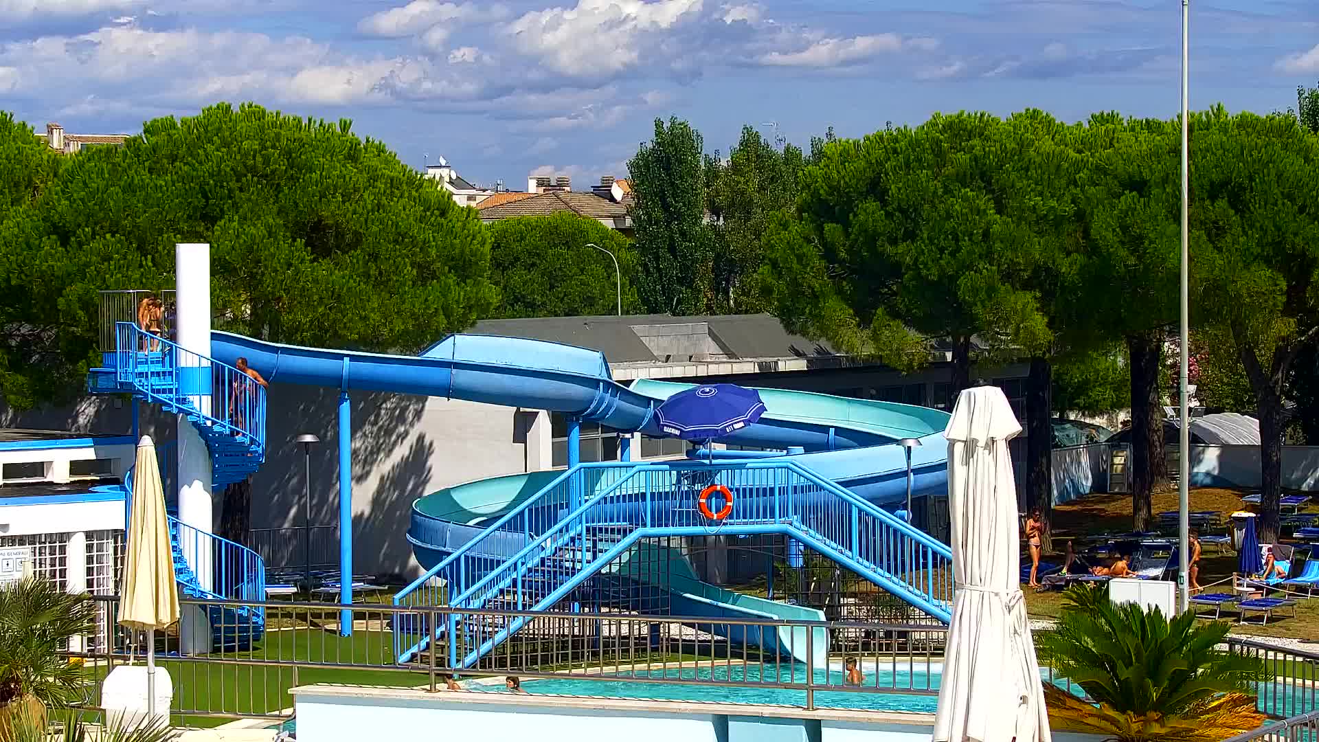 Webcam en vivo Grado: Vistas de la playa y del parque acuático en tiempo real