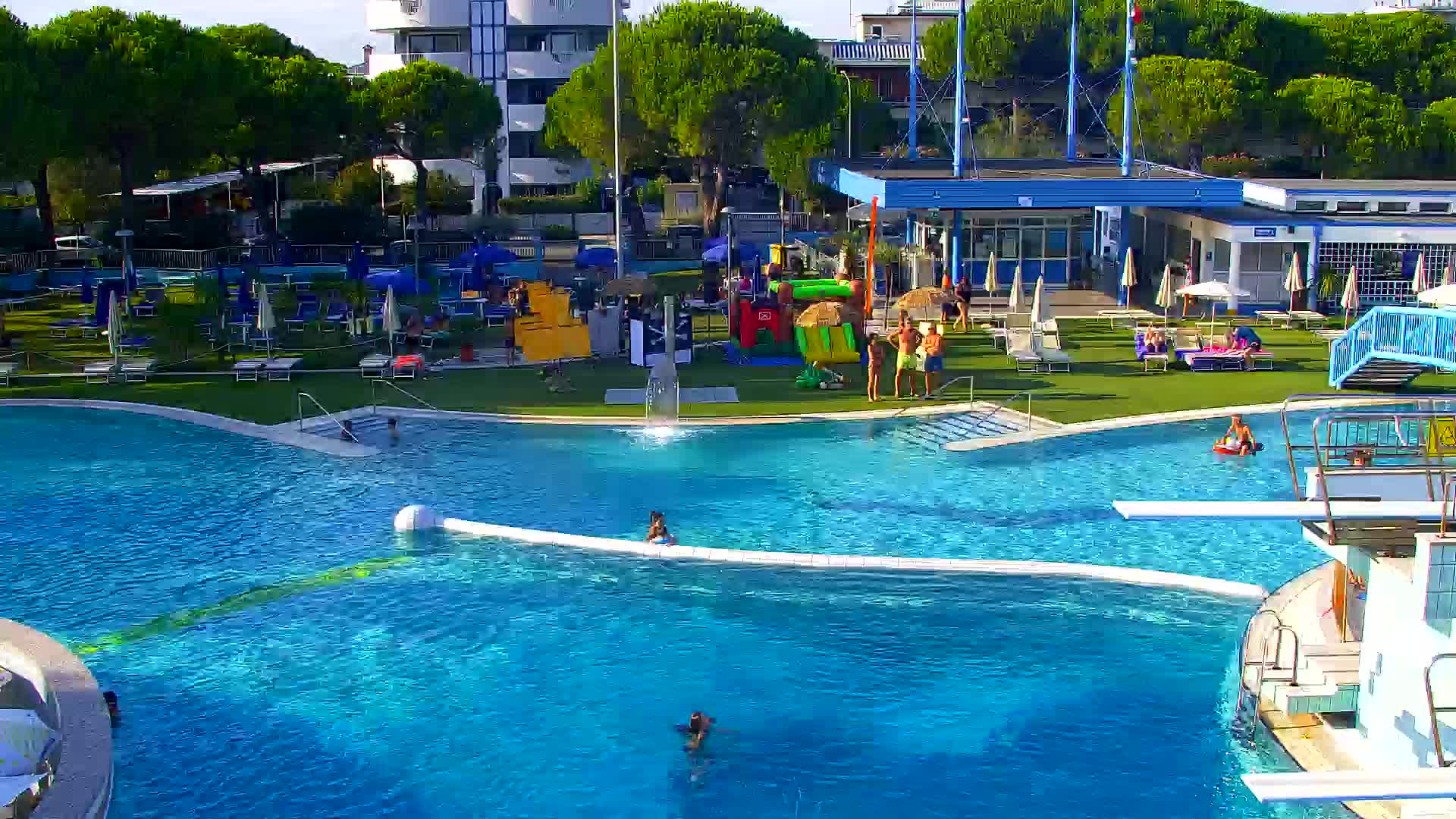 Webcam en vivo Grado: Vistas de la playa y del parque acuático en tiempo real
