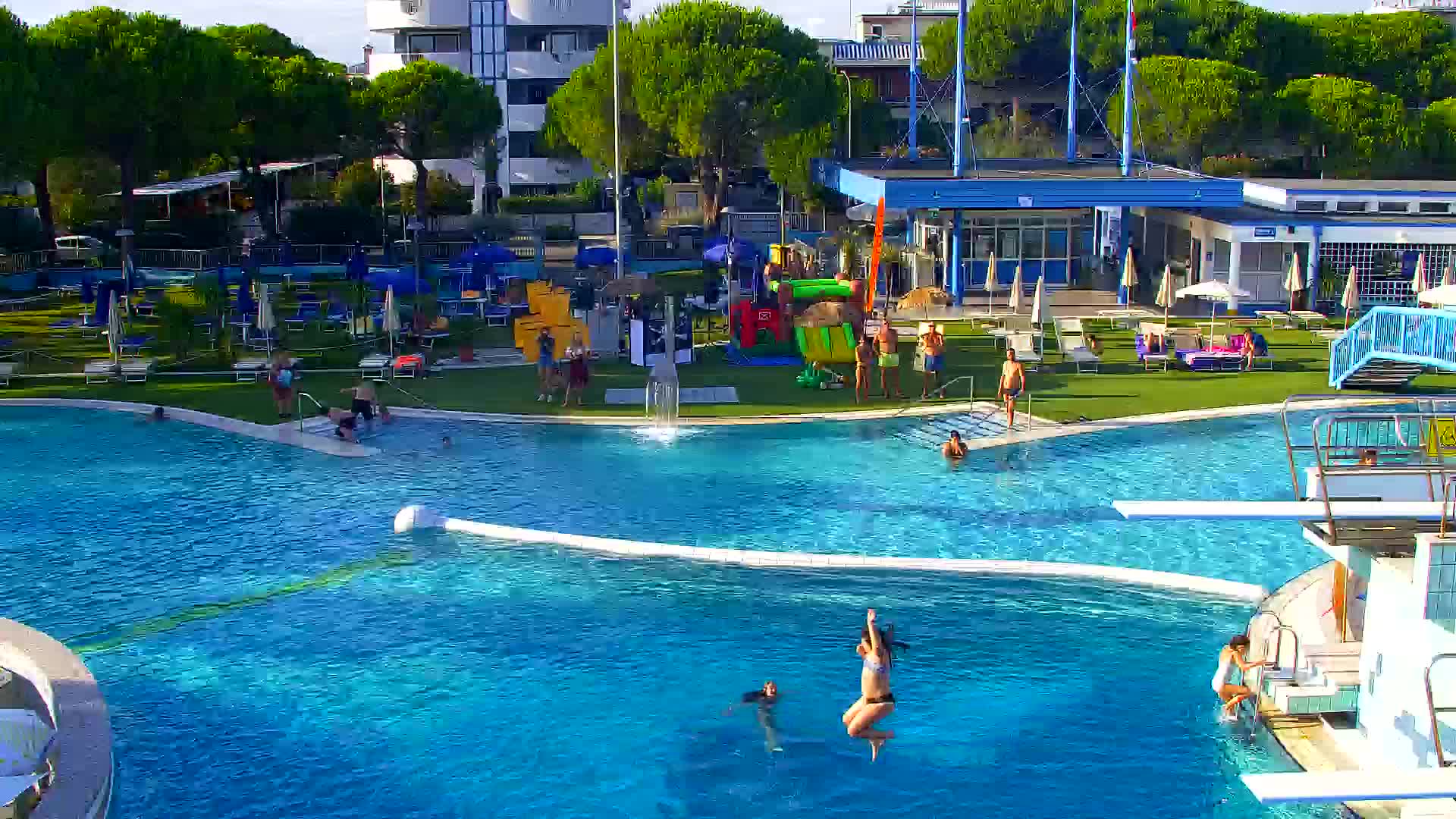 Webcam en vivo Grado: Vistas de la playa y del parque acuático en tiempo real