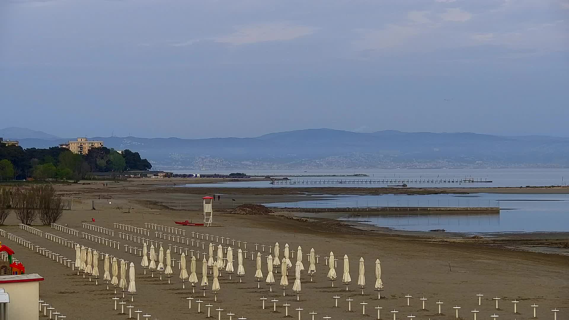 Webcam en vivo Grado: Vistas de la playa y del parque acuático en tiempo real
