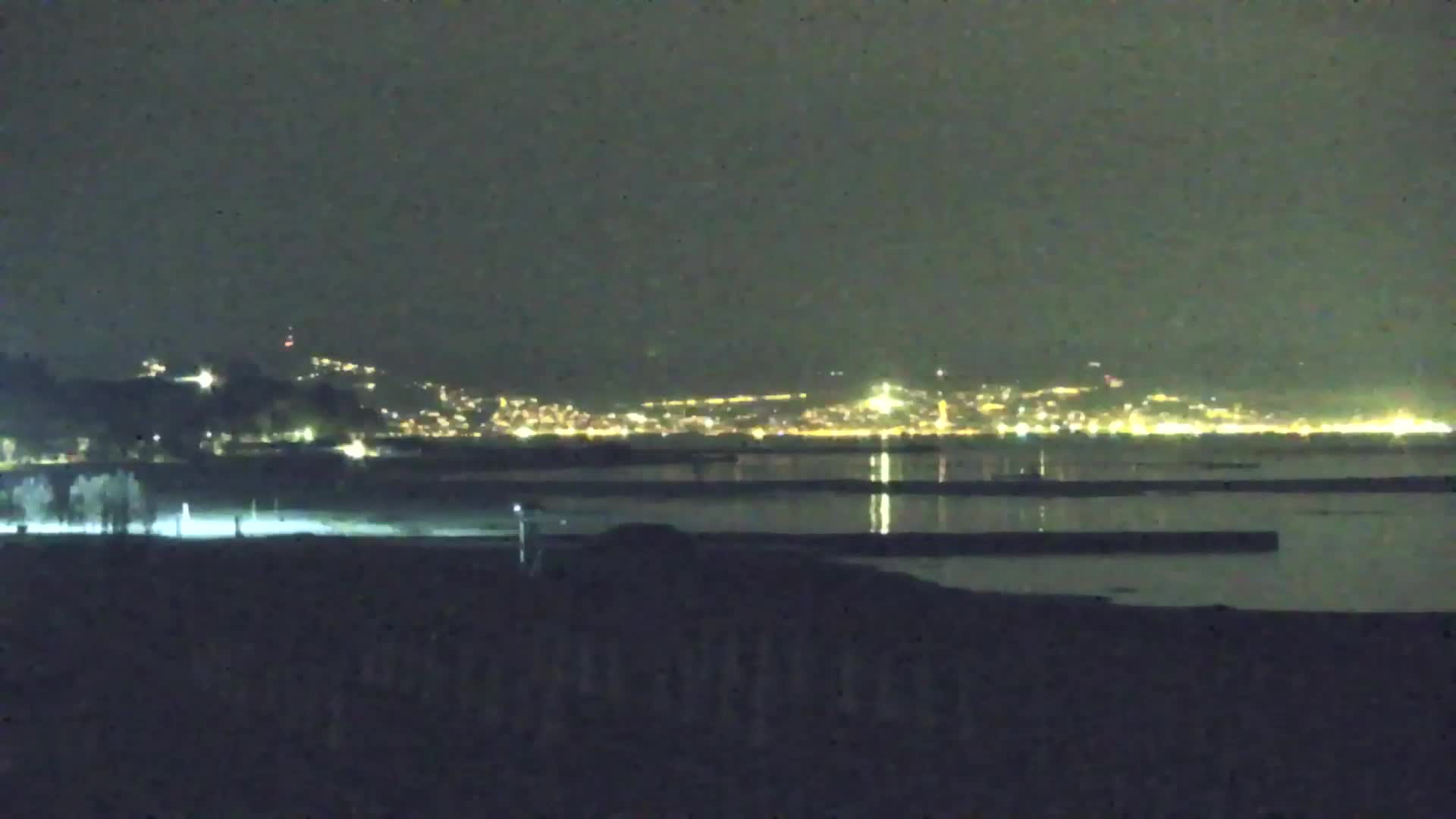 Webcam en vivo Grado: Vistas de la playa y del parque acuático en tiempo real