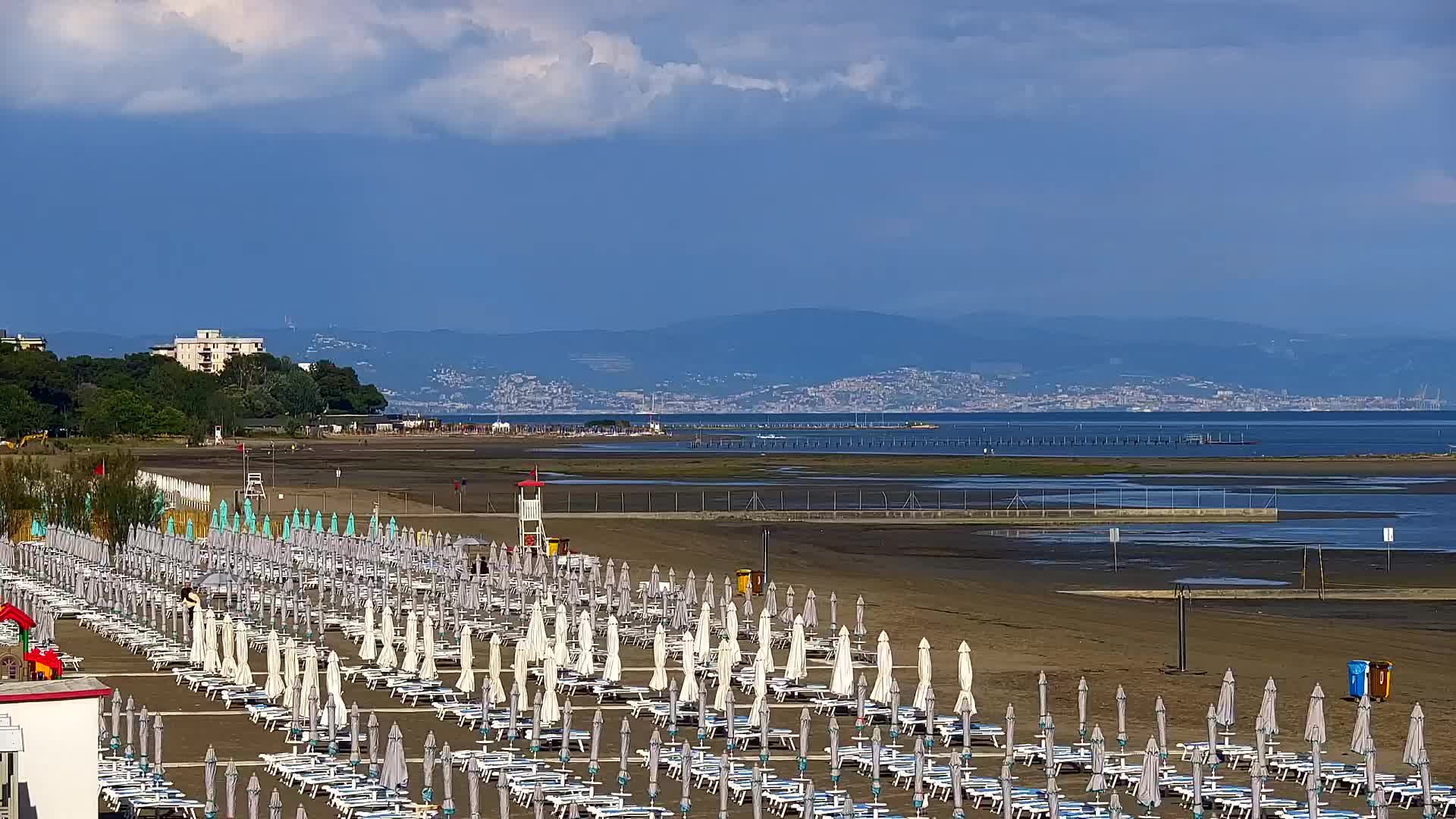 Webcam en vivo Grado: Vistas de la playa y del parque acuático en tiempo real
