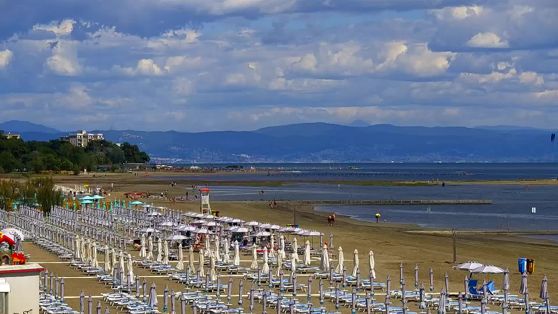 Spletna kamera v živo Grado: Pogledi na plažo in vodni park v realnem času