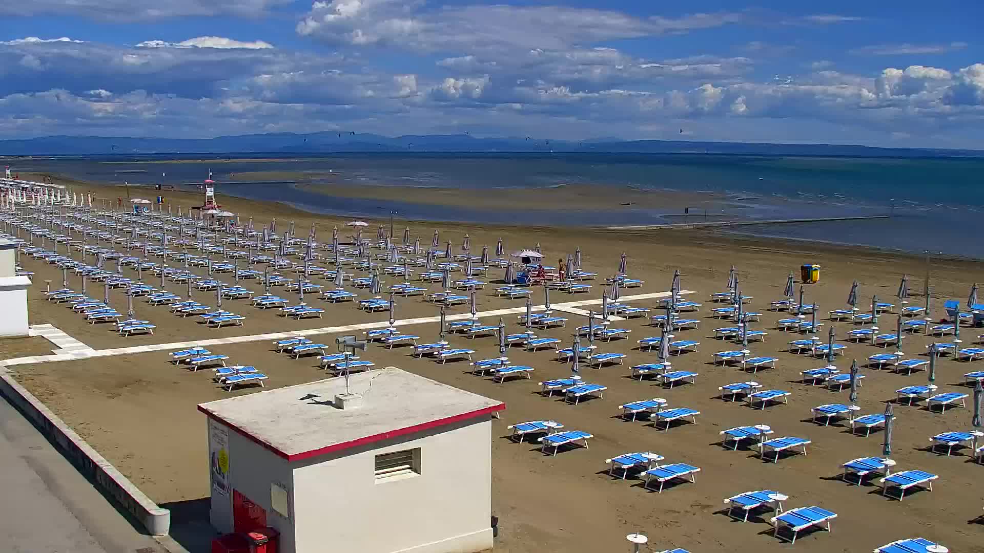 Webcam en vivo Grado: Vistas de la playa y del parque acuático en tiempo real