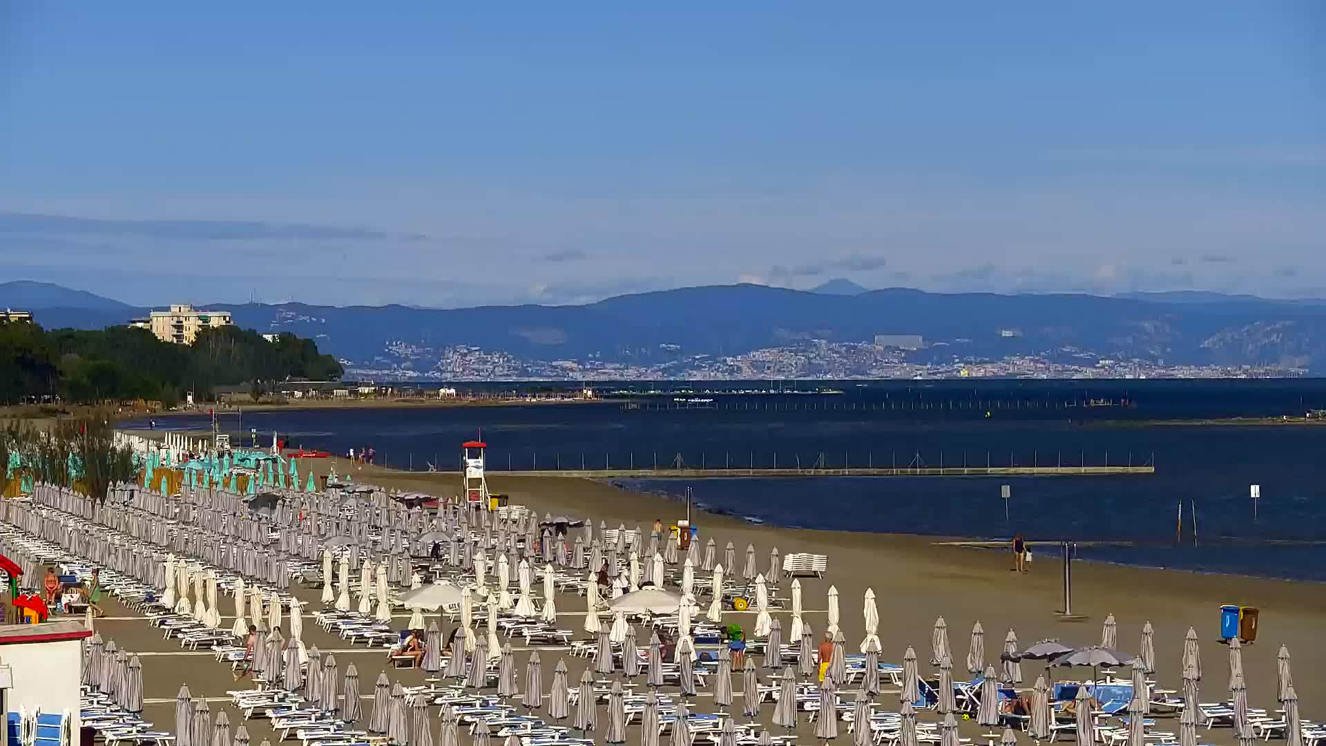 Webcam en vivo Grado: Vistas de la playa y del parque acuático en tiempo real