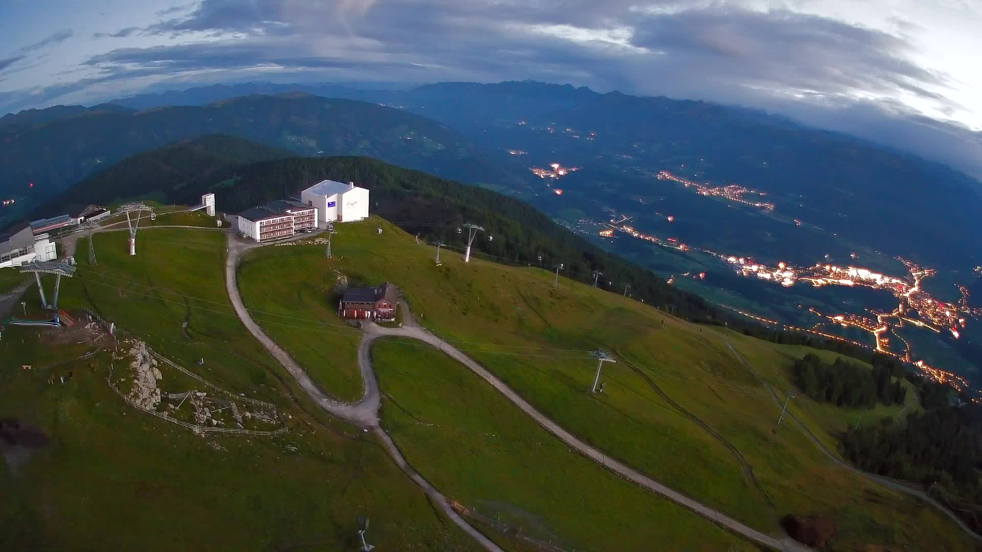 Cima estación de esquí Kronplatz | vista hacia Brunico