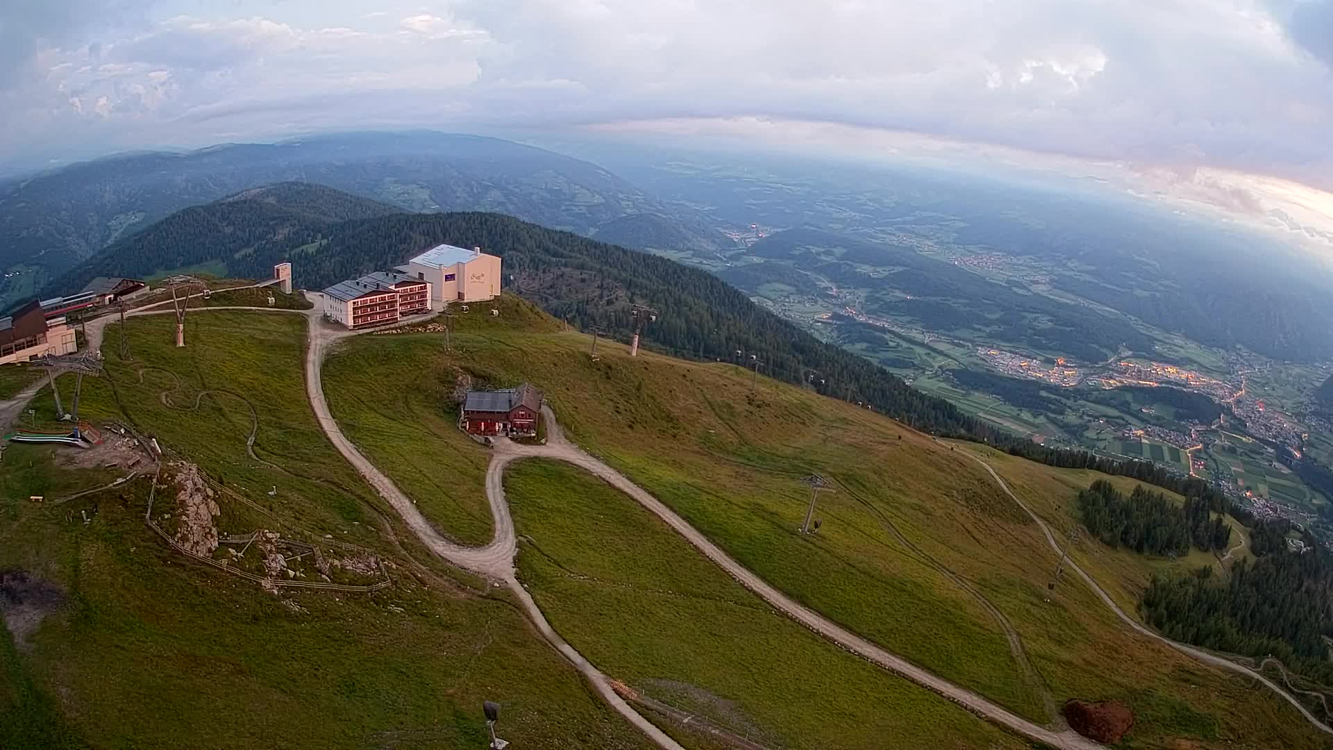 Cima estación de esquí Kronplatz | vista hacia Brunico