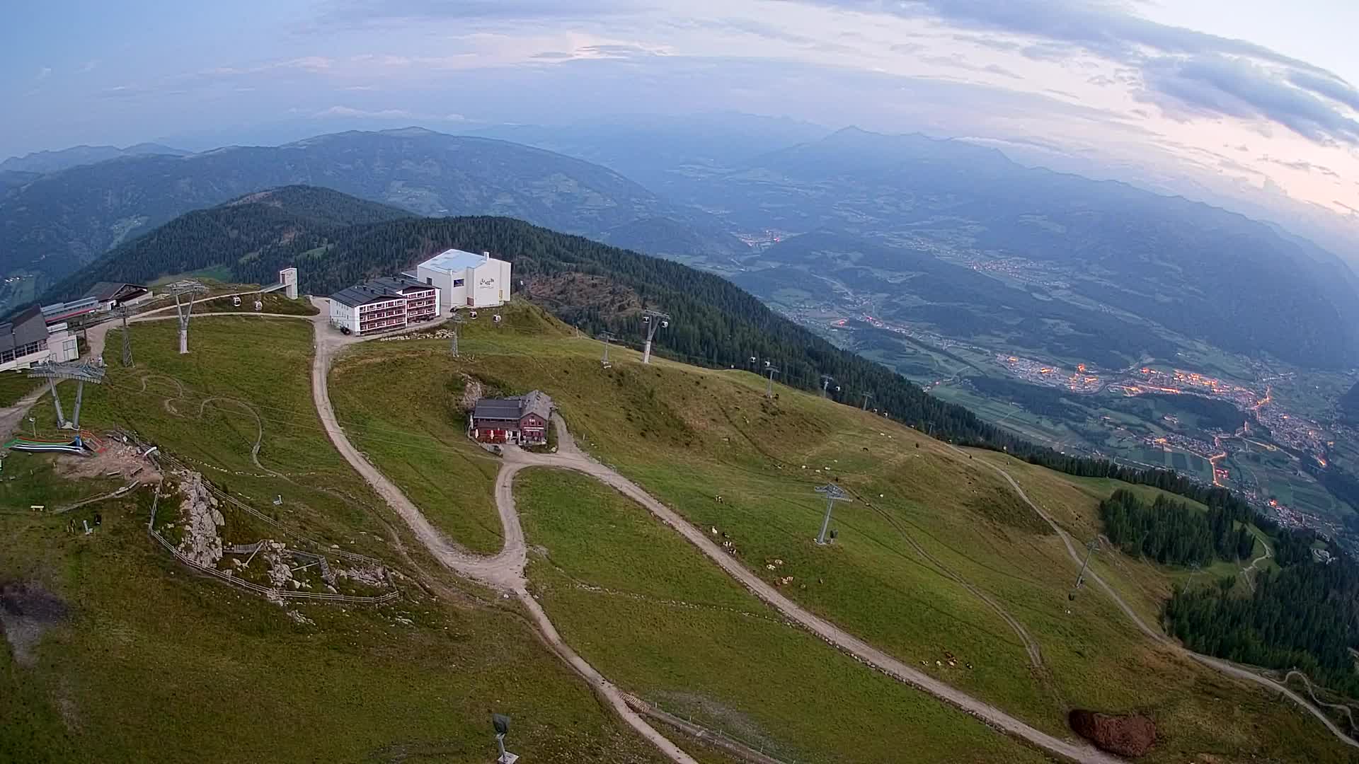 Cima estación de esquí Kronplatz | vista hacia Brunico