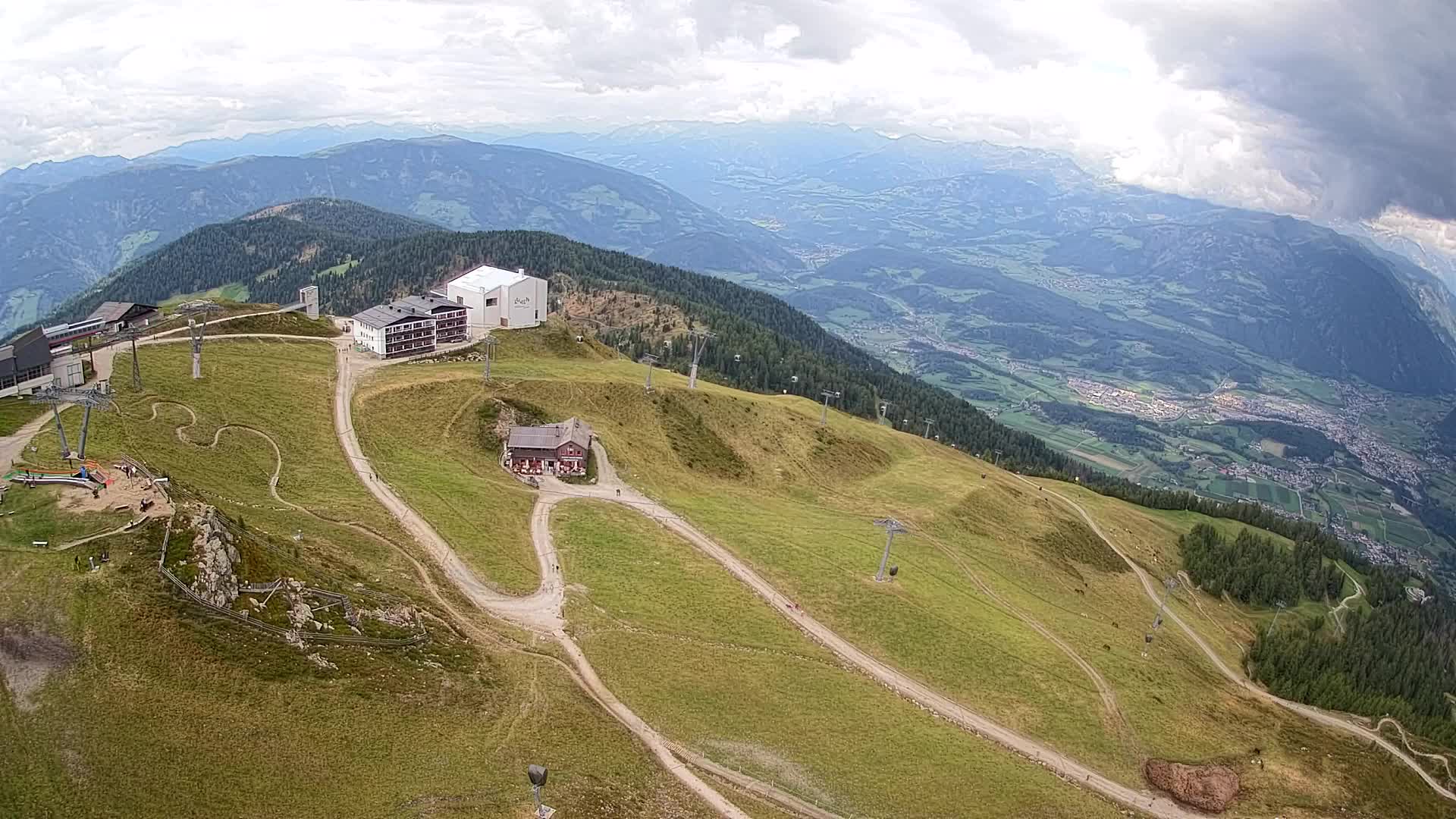 Cima estación de esquí Kronplatz | vista hacia Brunico