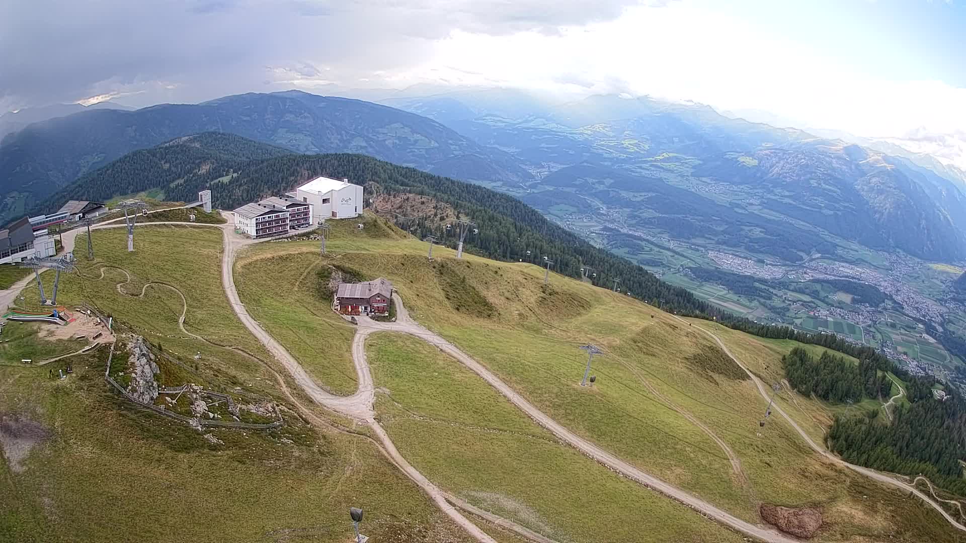 Cima estación de esquí Kronplatz | vista hacia Brunico