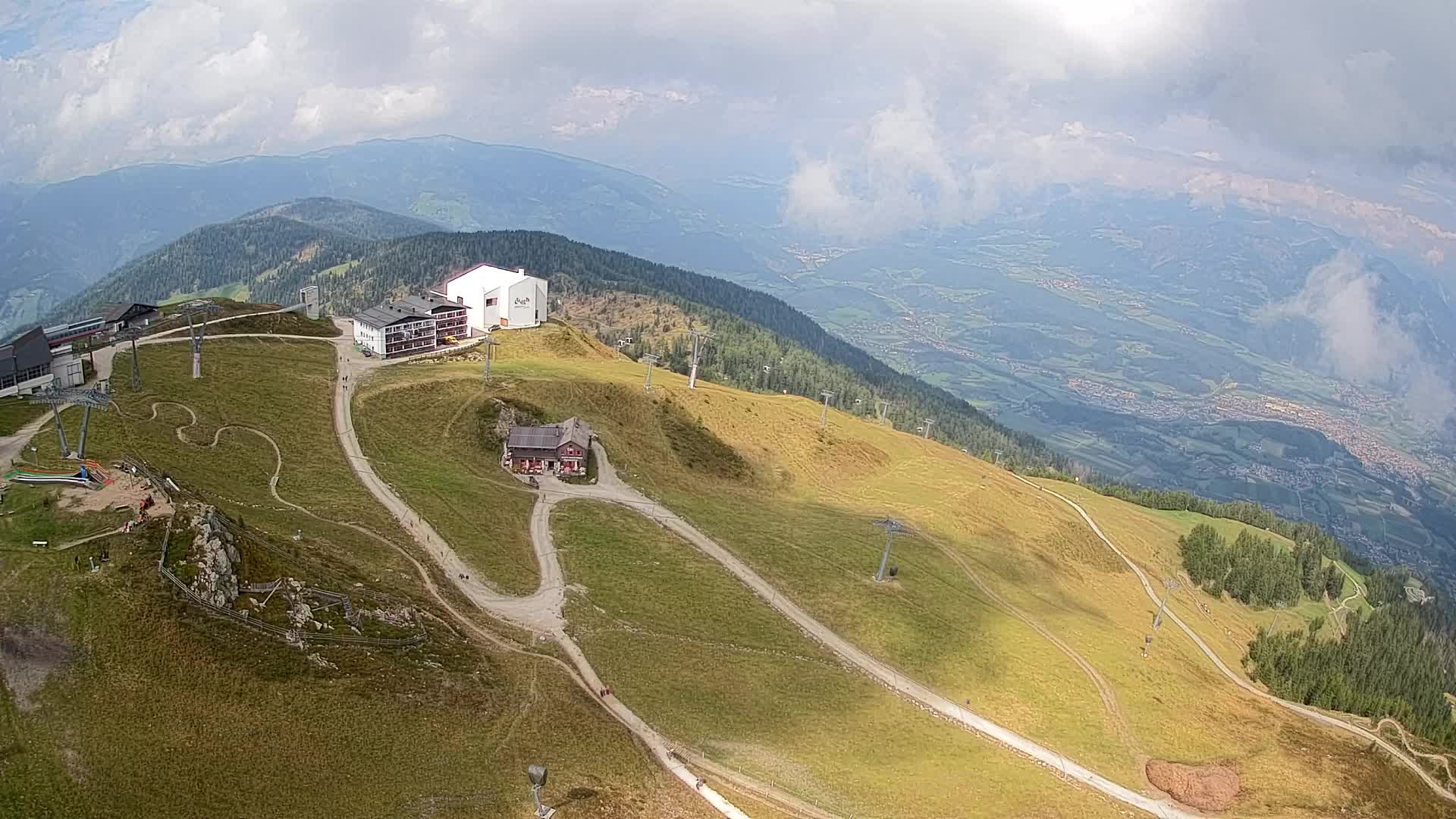Cima estación de esquí Kronplatz | vista hacia Brunico