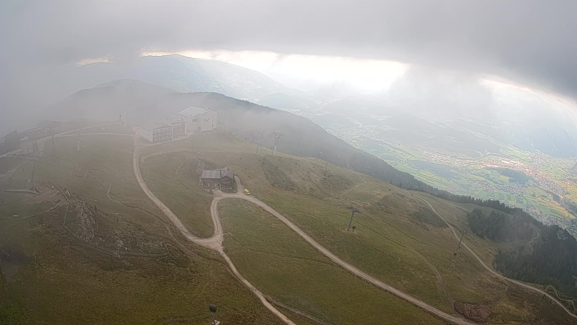 Cima estación de esquí Kronplatz | vista hacia Brunico