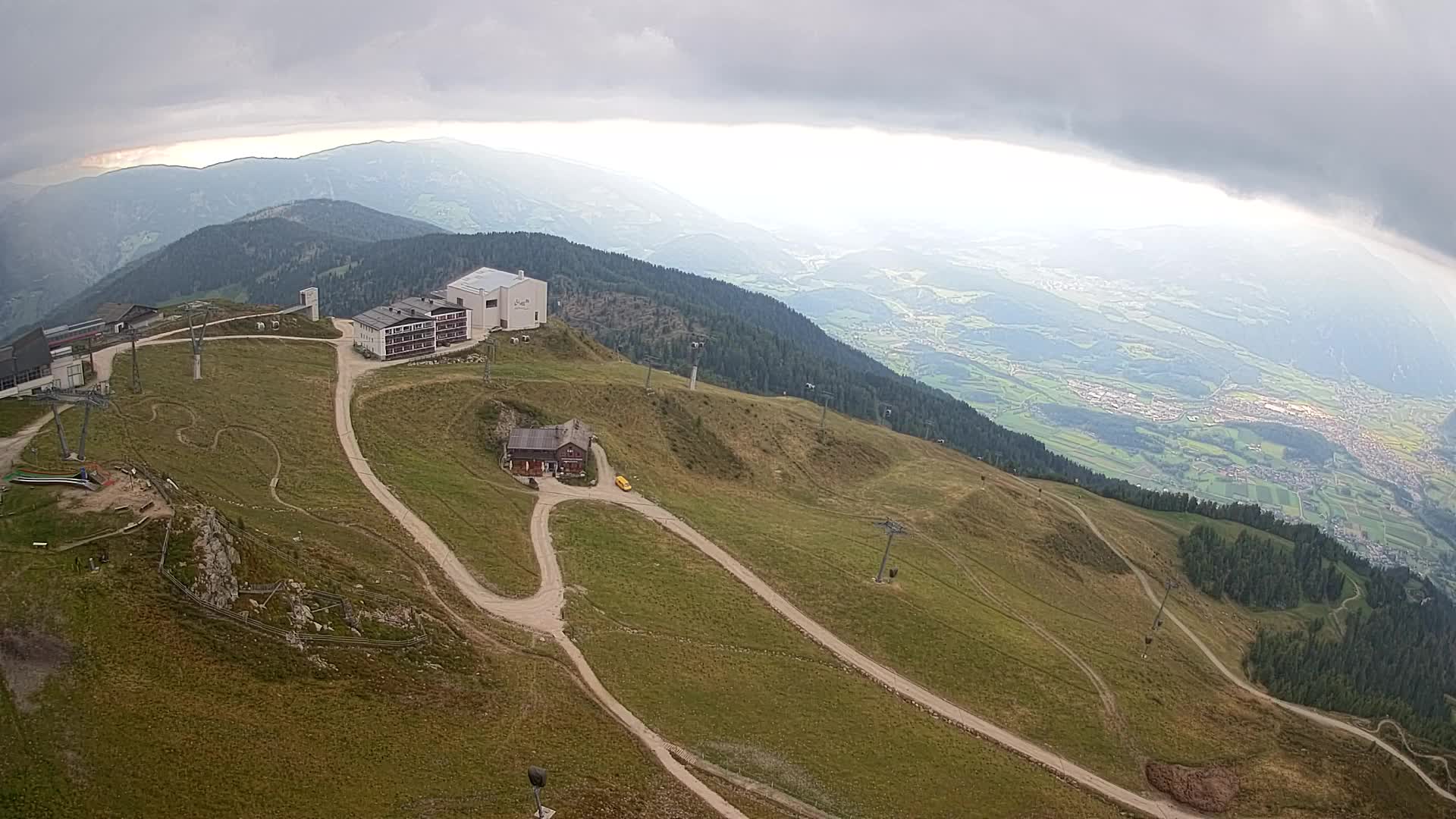 Cima estación de esquí Kronplatz | vista hacia Brunico