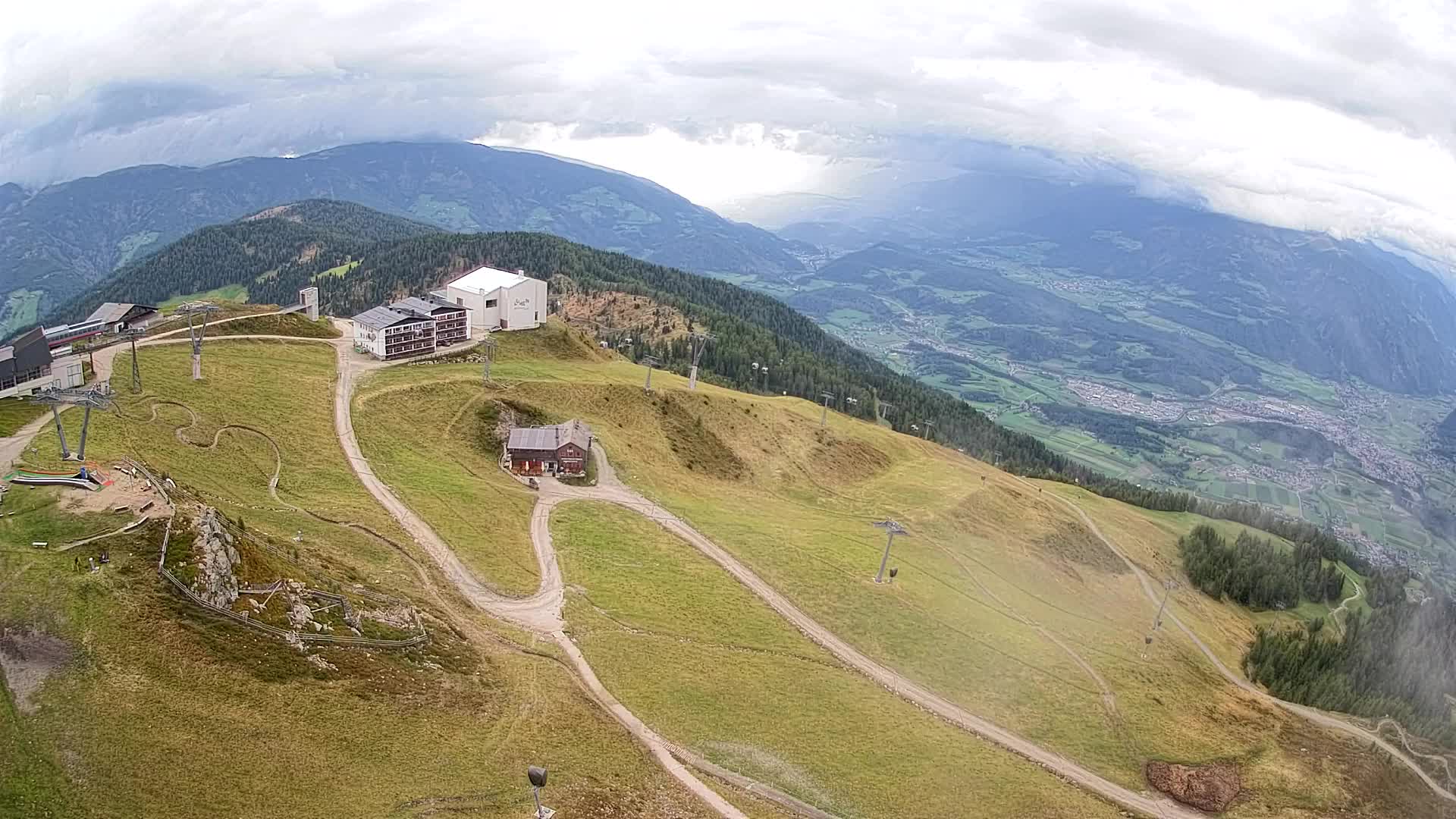 Cima estación de esquí Kronplatz | vista hacia Brunico