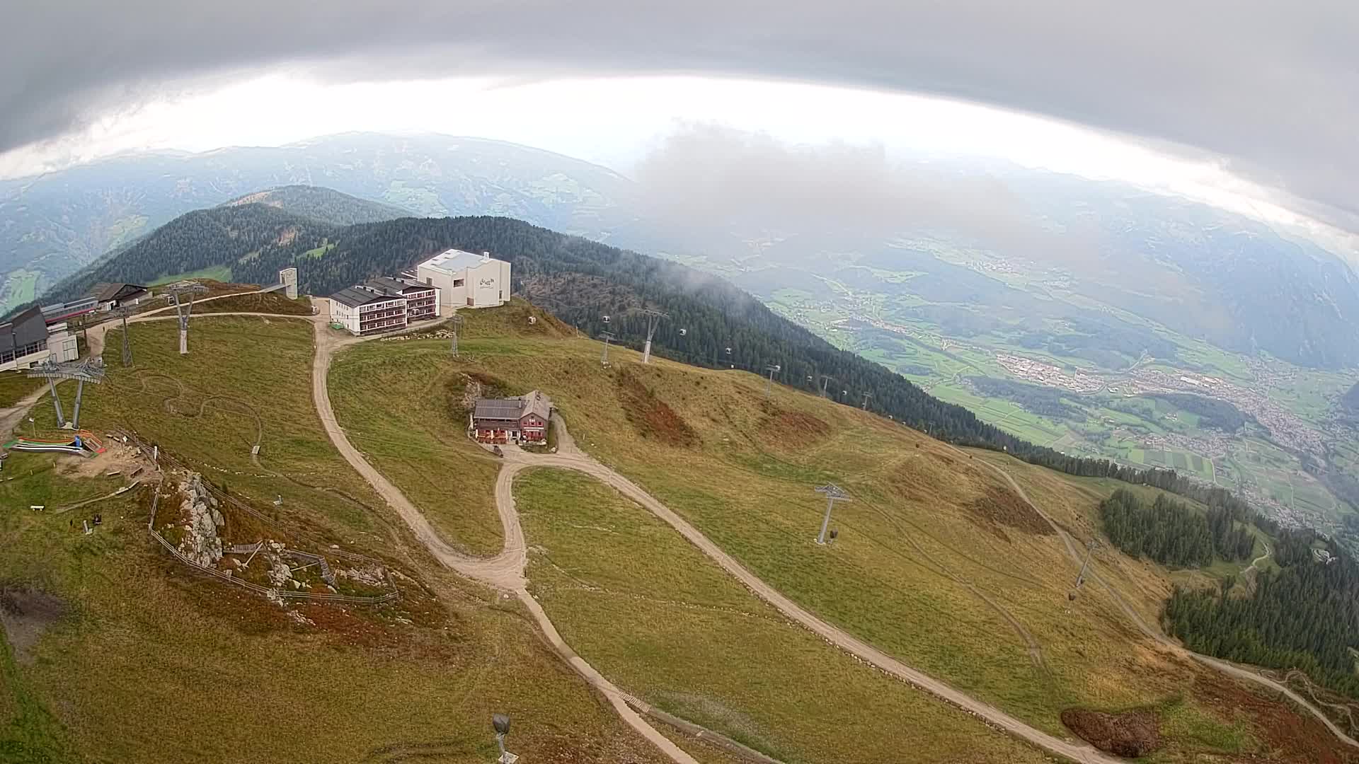 Cima estación de esquí Kronplatz | vista hacia Brunico