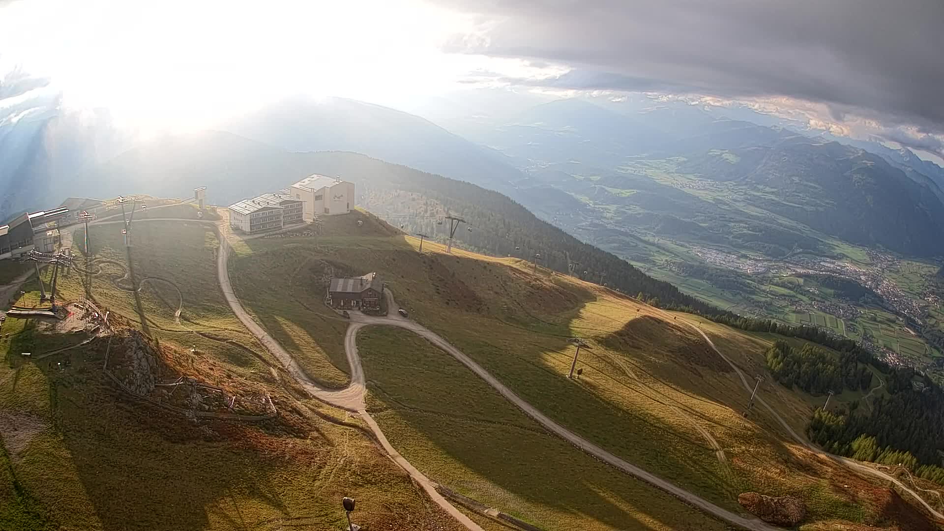 Cima estación de esquí Kronplatz | vista hacia Brunico