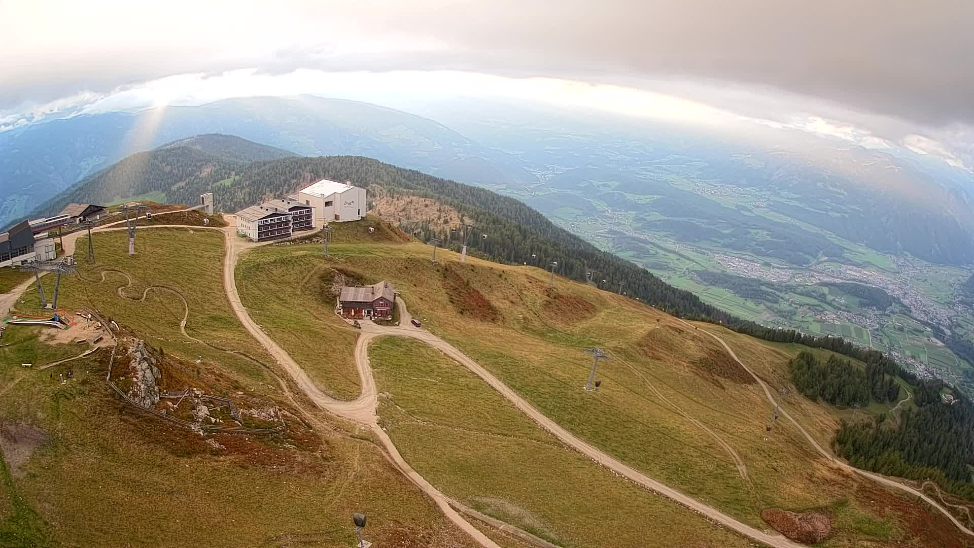 Cima estación de esquí Kronplatz | vista hacia Brunico