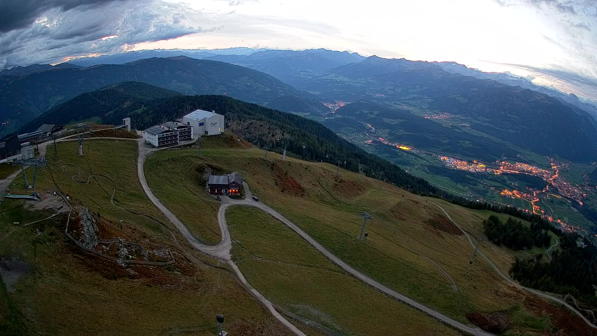 Cima estación de esquí Kronplatz | vista hacia Brunico
