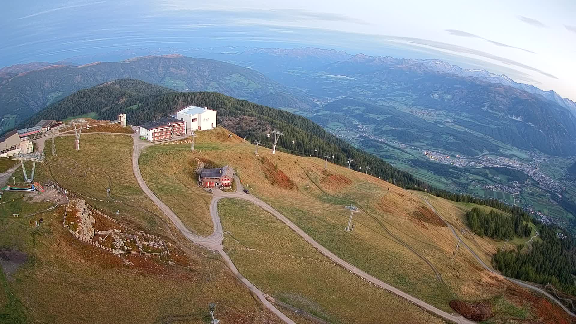 Cima estación de esquí Kronplatz | vista hacia Brunico
