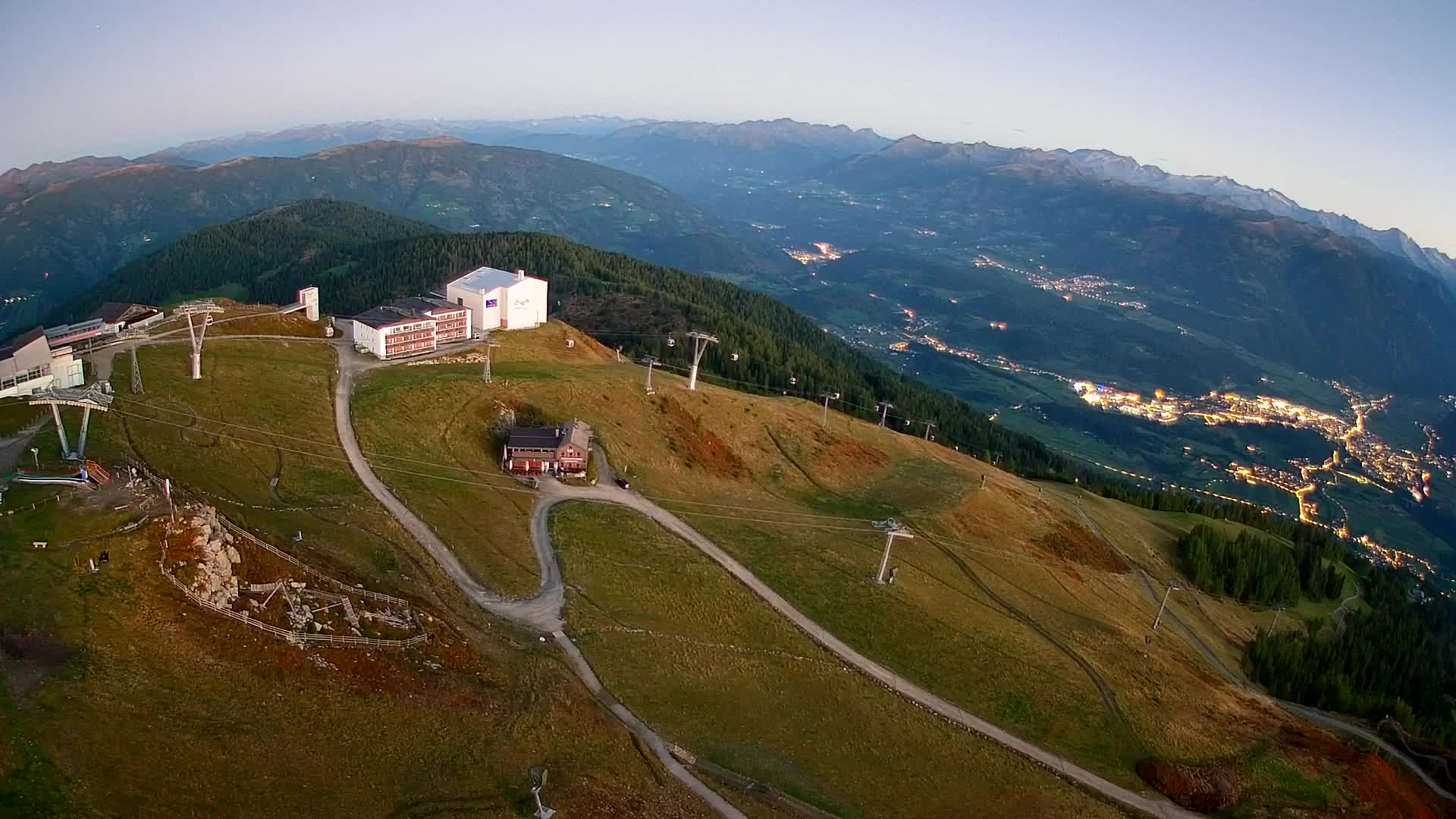 Cima estación de esquí Kronplatz | vista hacia Brunico