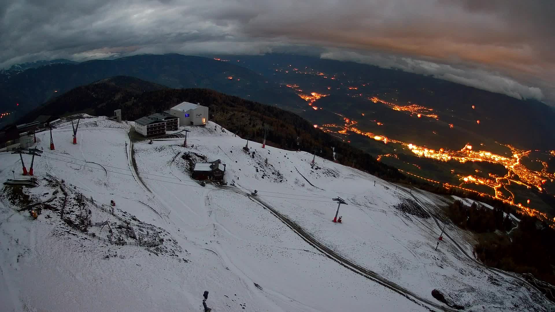 Cima estación de esquí Kronplatz | vista hacia Brunico
