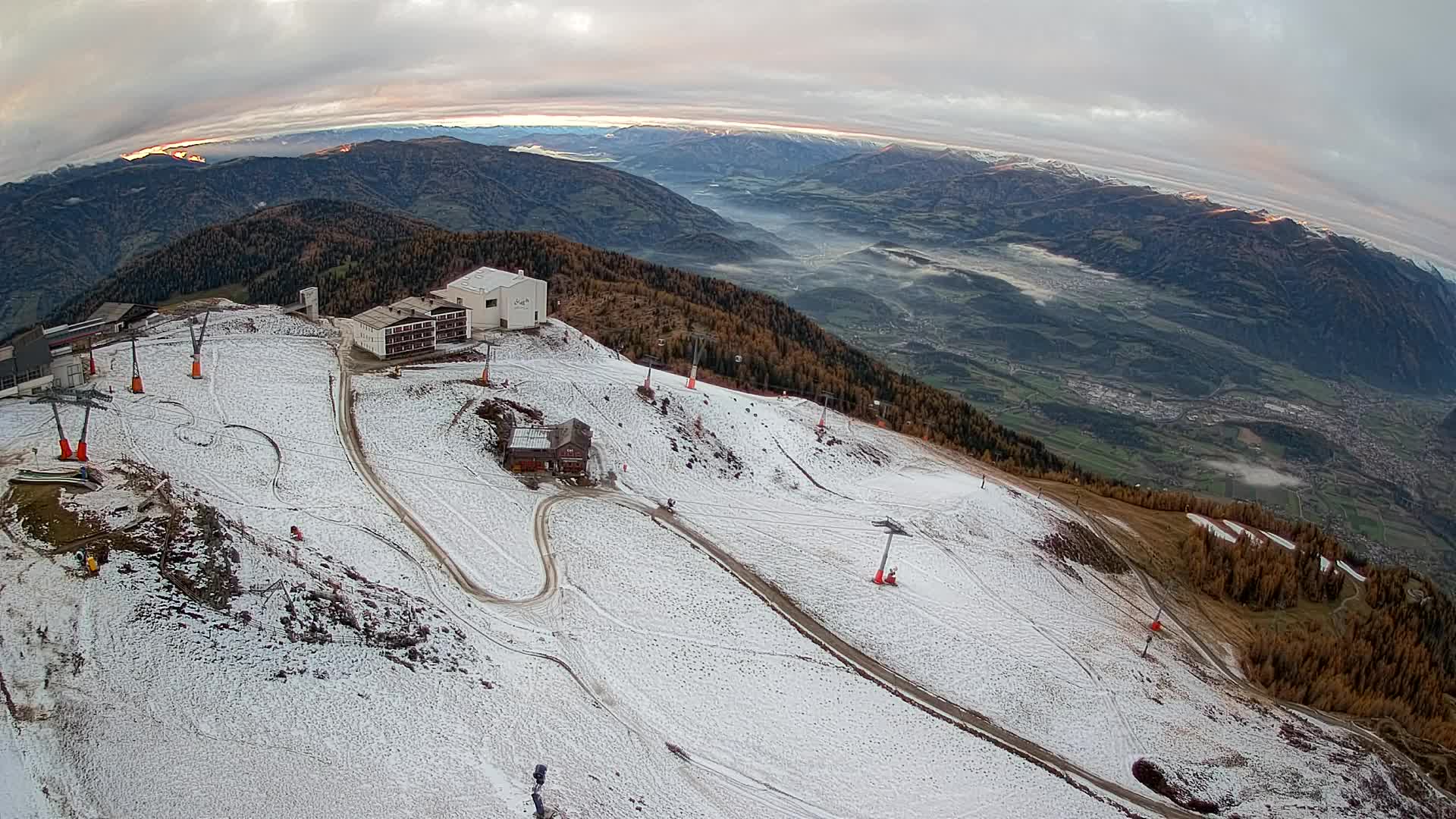 Cima estación de esquí Kronplatz | vista hacia Brunico