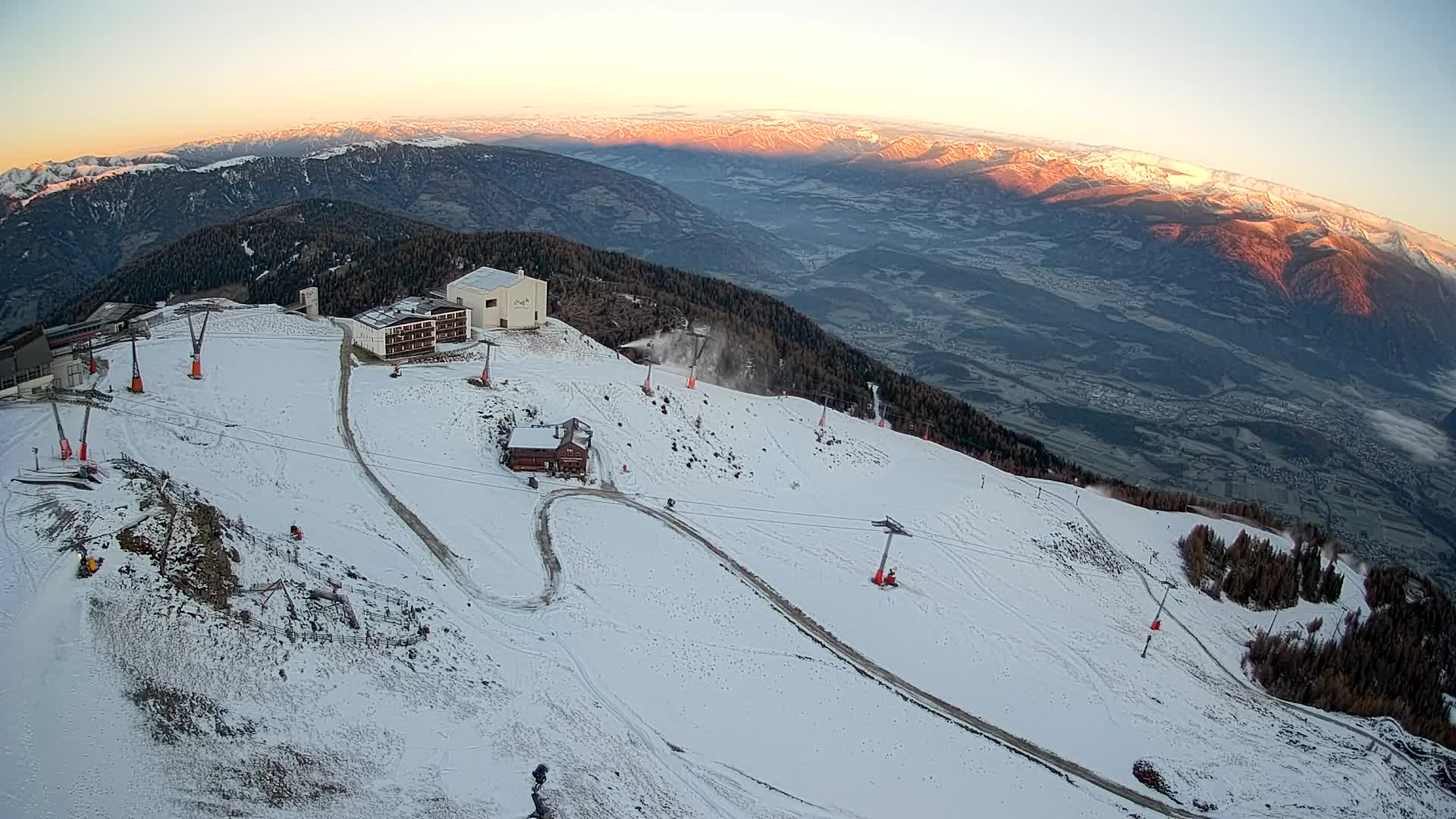 Cima estación de esquí Kronplatz | vista hacia Brunico
