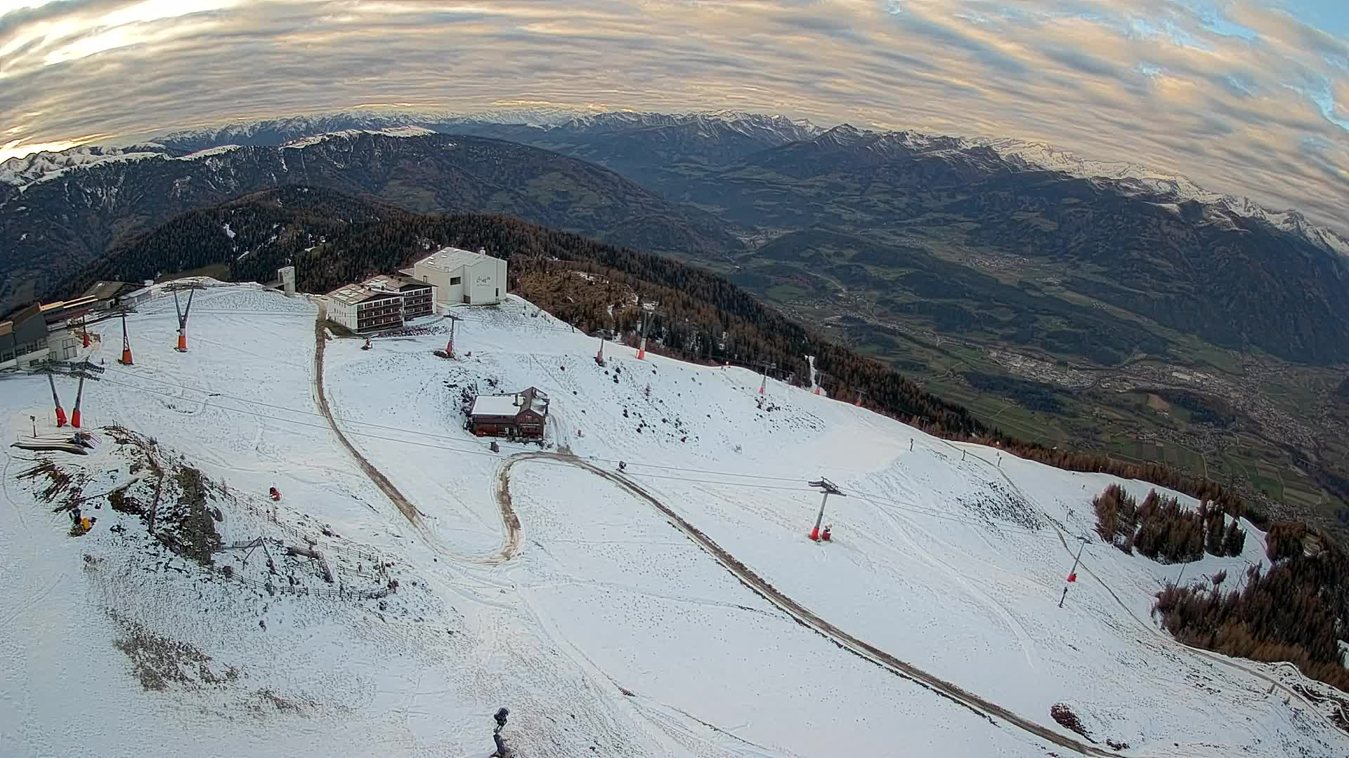 Cima estación de esquí Kronplatz | vista hacia Brunico