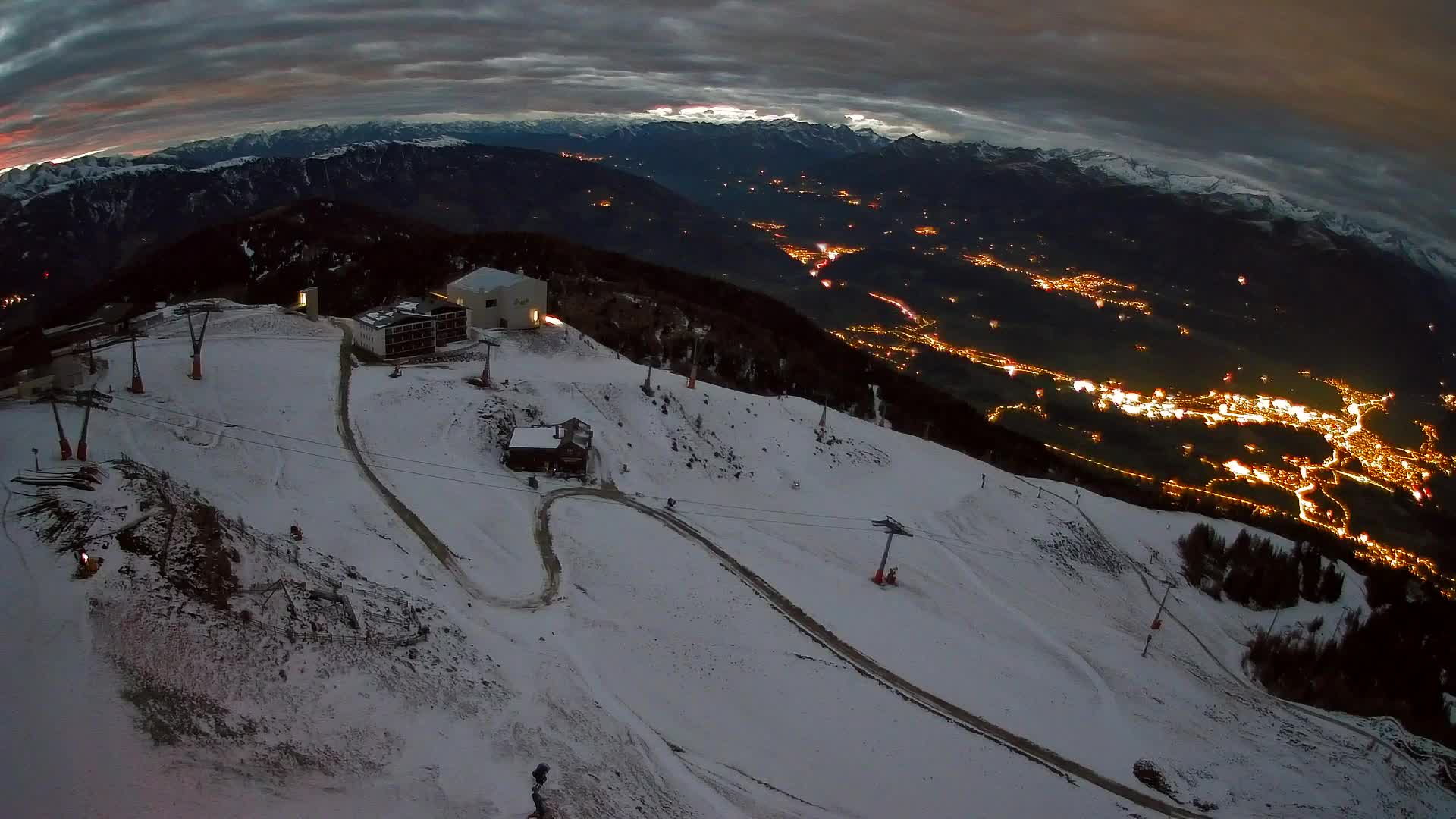 Cima estación de esquí Kronplatz | vista hacia Brunico