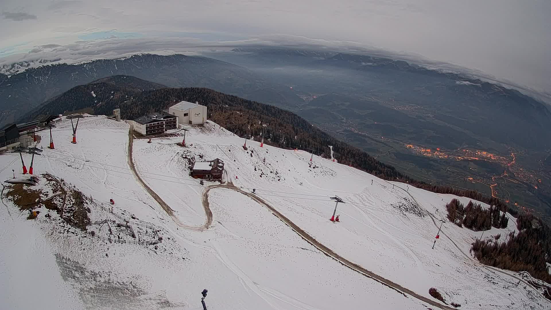 Cima estación de esquí Kronplatz | vista hacia Brunico