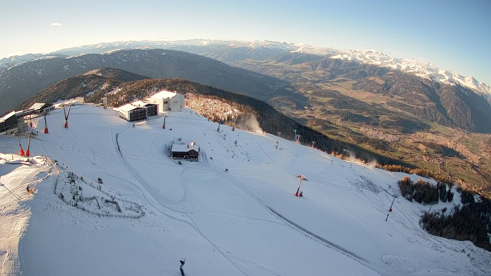Cima estación de esquí Kronplatz | vista hacia Brunico
