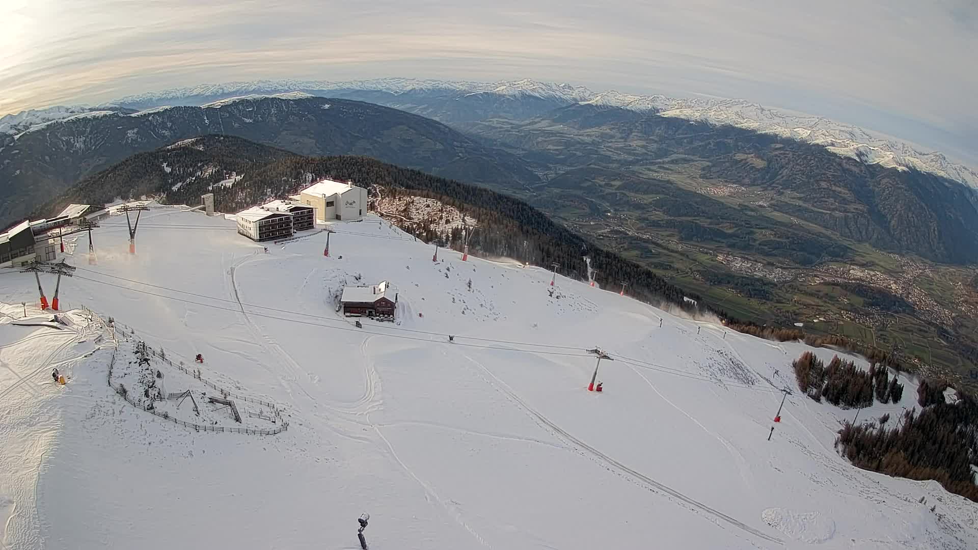 Cima estación de esquí Kronplatz | vista hacia Brunico