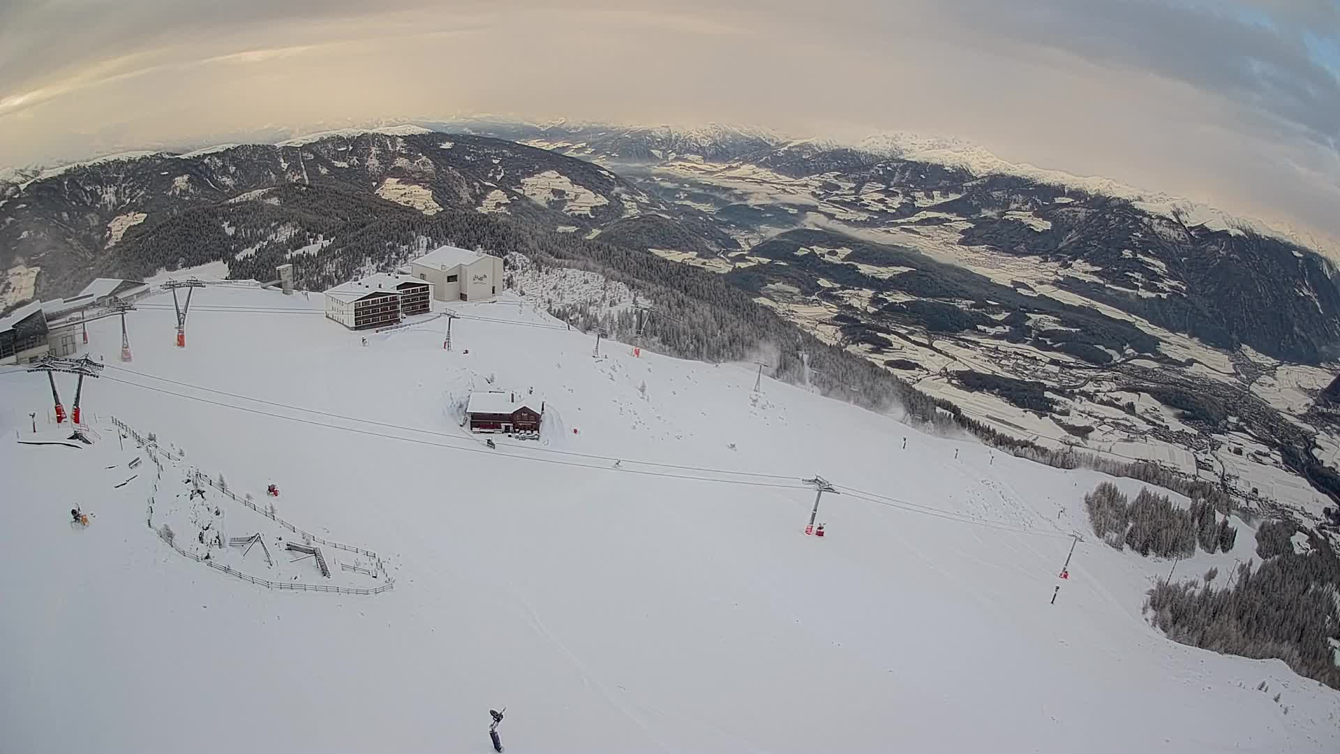Cima estación de esquí Kronplatz | vista hacia Brunico