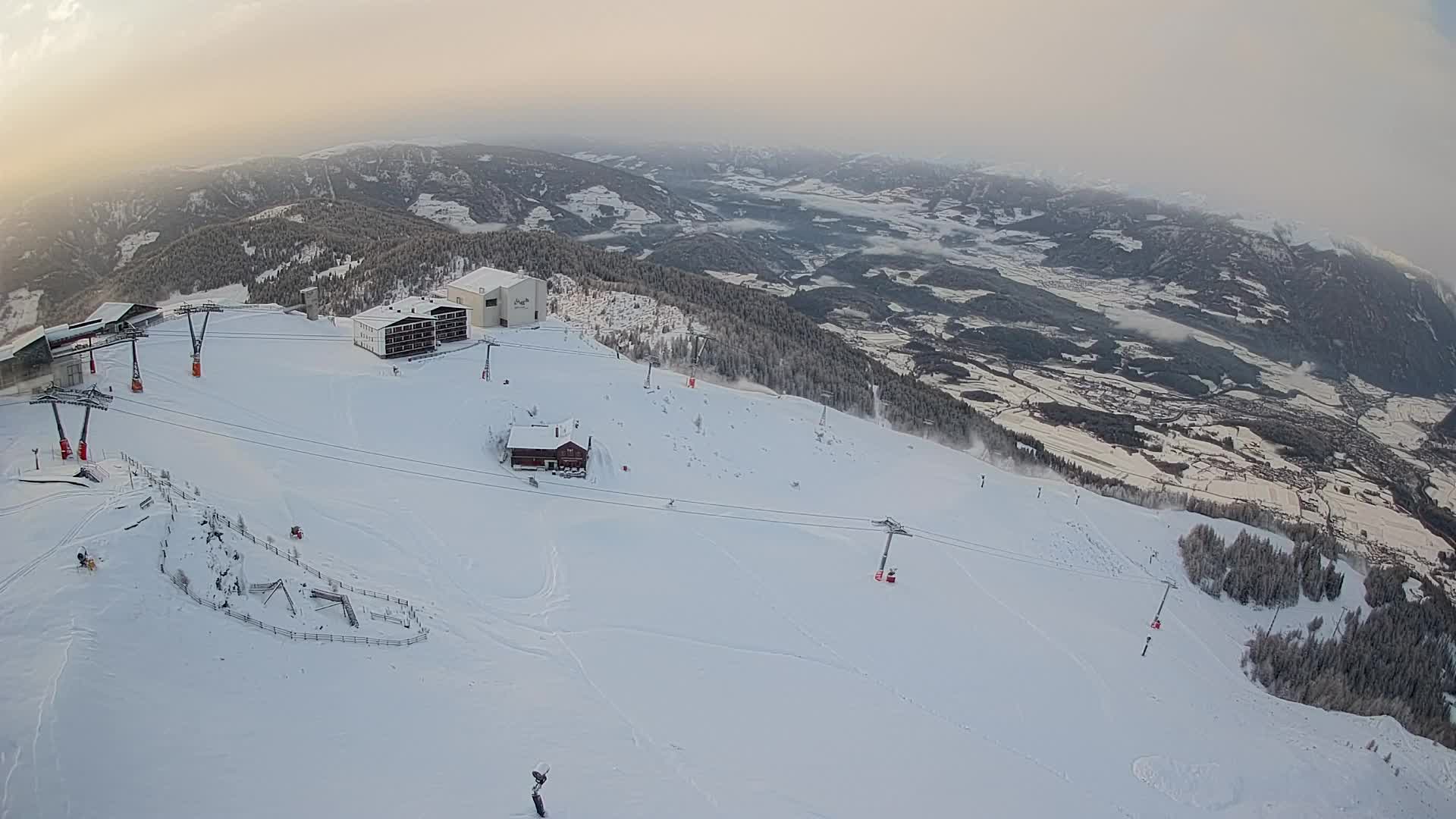 Cima estación de esquí Kronplatz | vista hacia Brunico