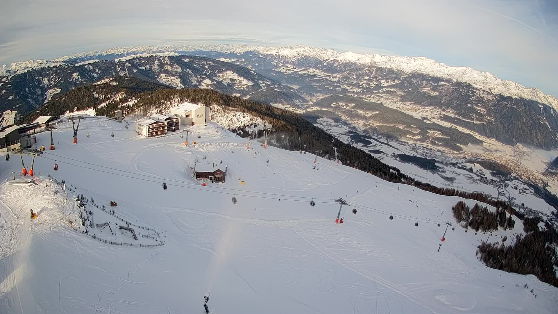 Cima estación de esquí Kronplatz | vista hacia Brunico