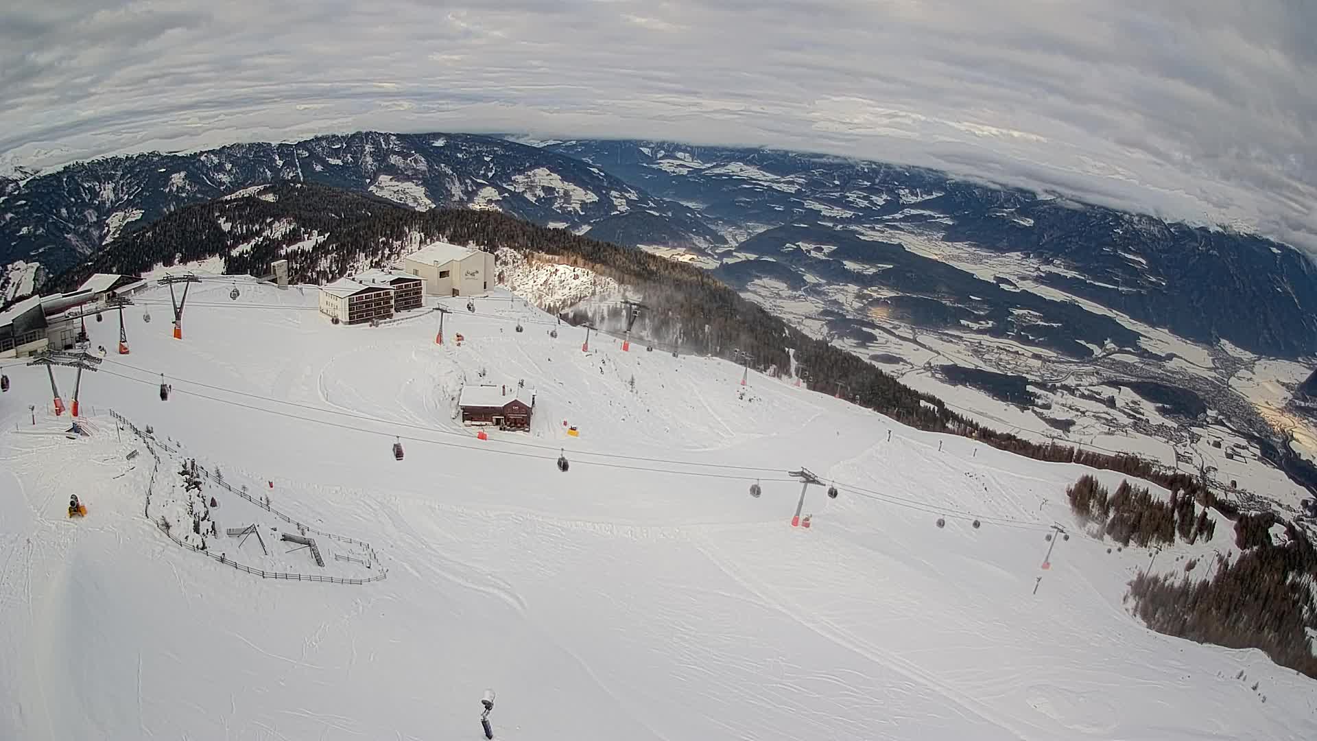 Cima estación de esquí Kronplatz | vista hacia Brunico