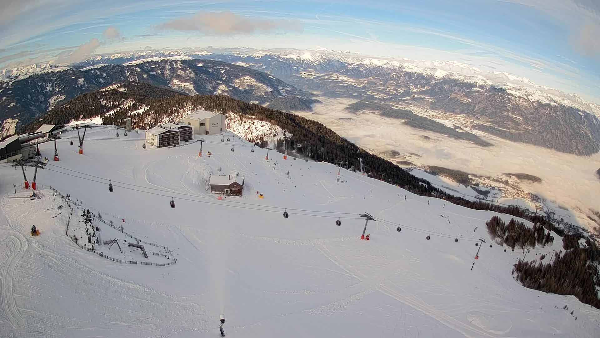 Cima estación de esquí Kronplatz | vista hacia Brunico