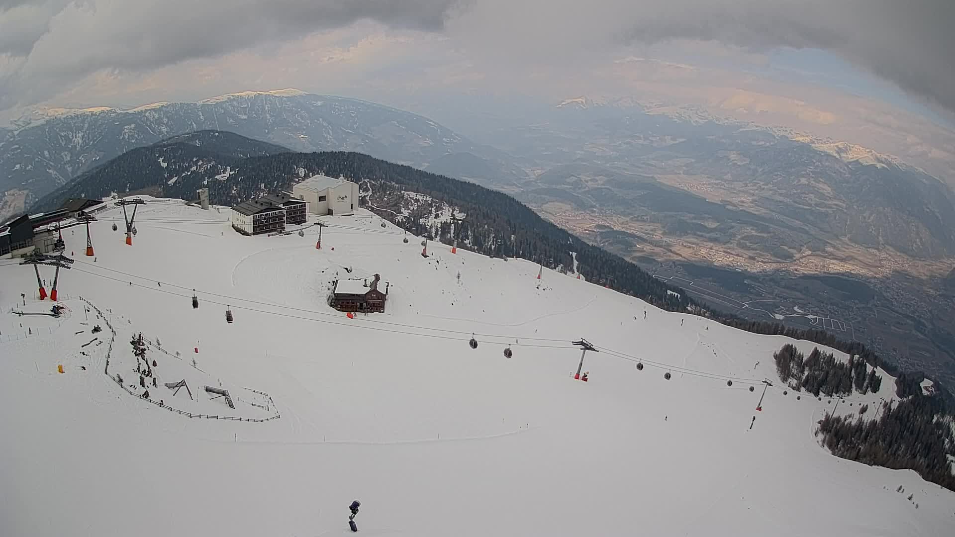 Cima estación de esquí Kronplatz | vista hacia Brunico