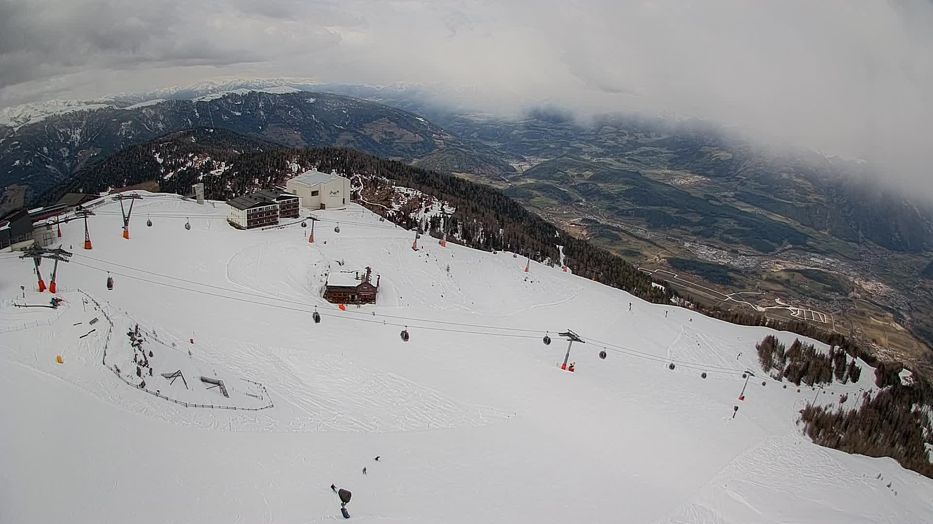 Cima estación de esquí Kronplatz | vista hacia Brunico