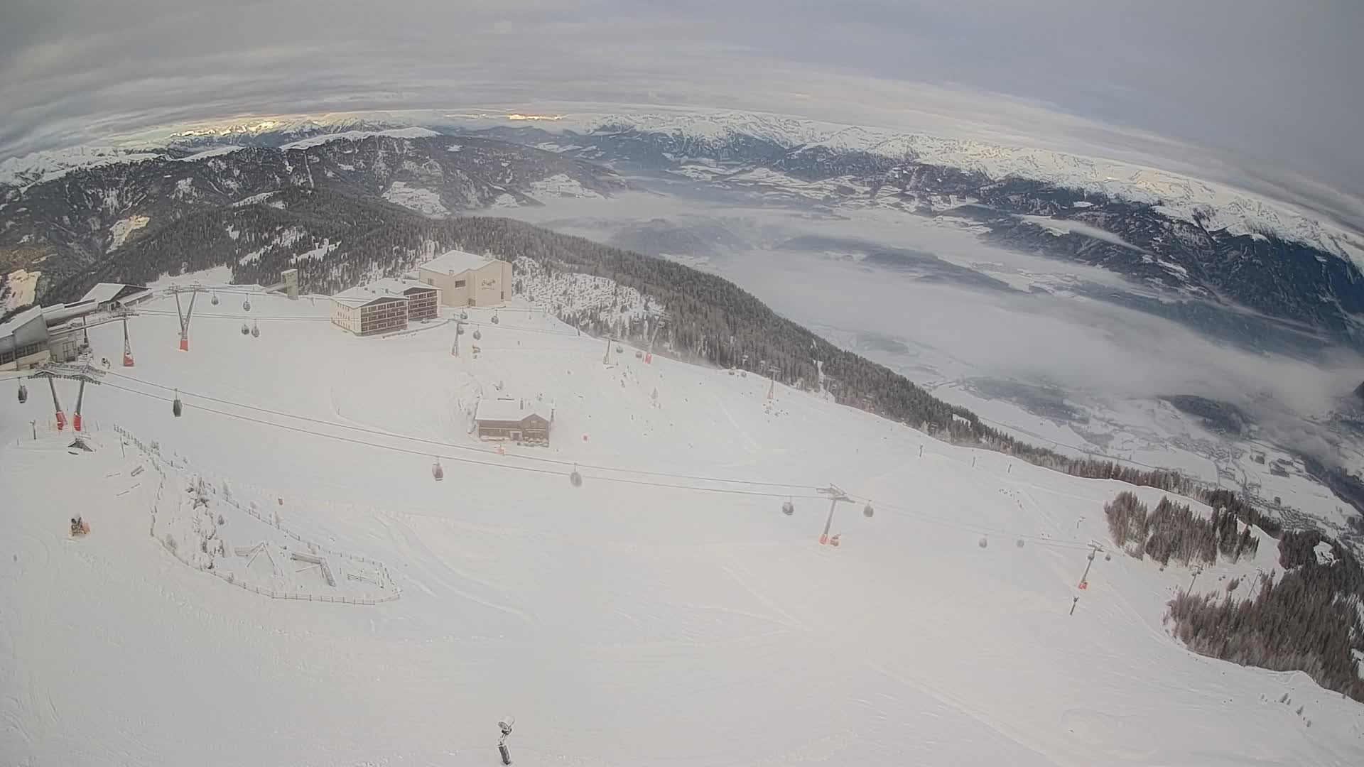 Cima estación de esquí Kronplatz | vista hacia Brunico