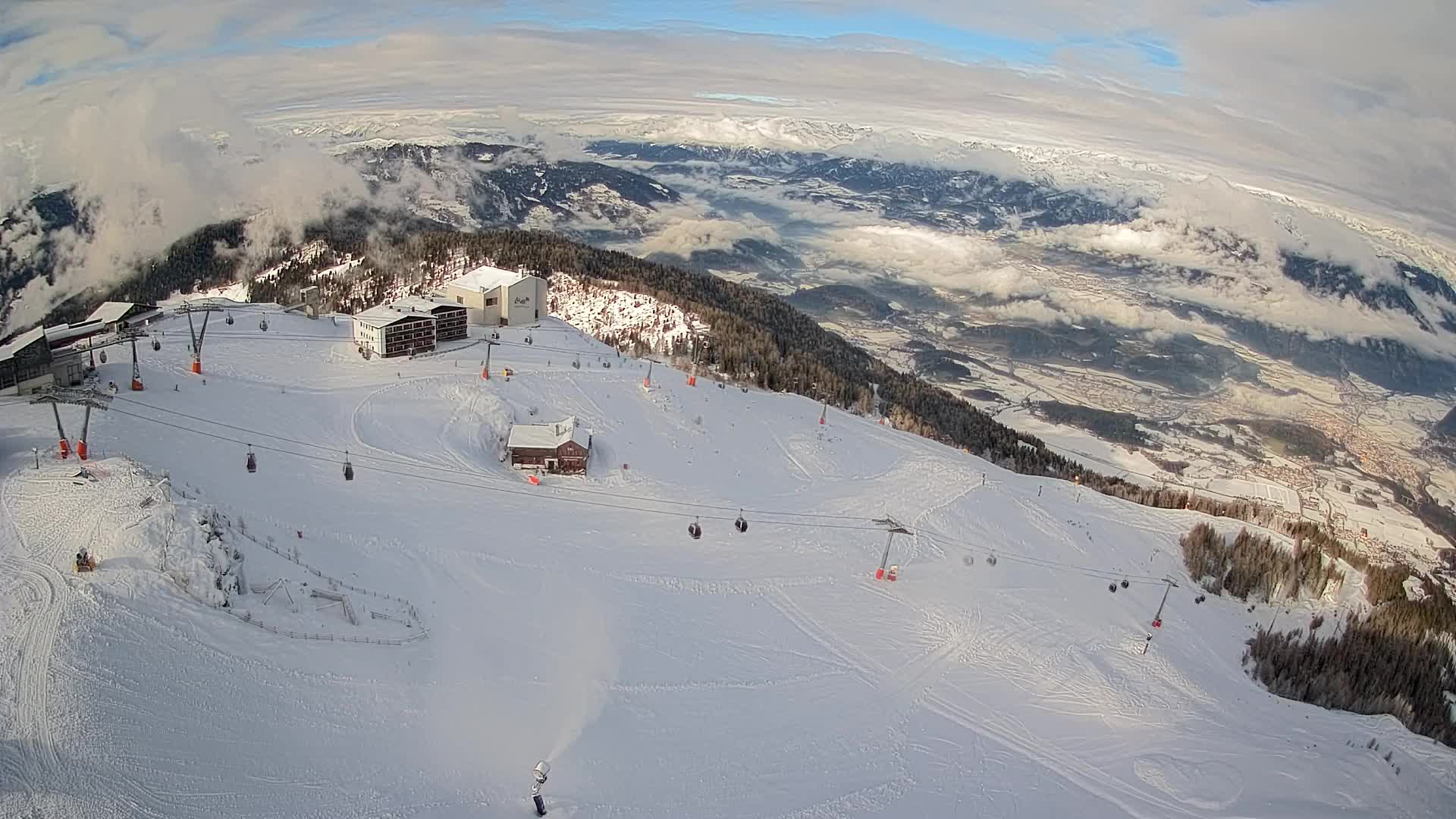 Cima estación de esquí Kronplatz | vista hacia Brunico