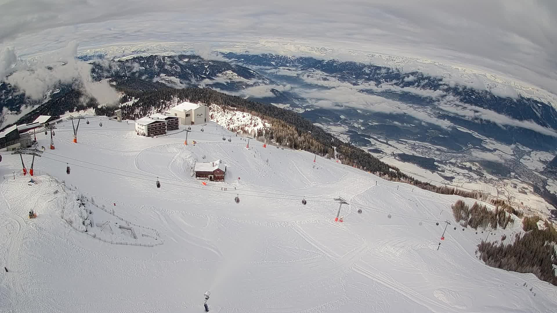 Cima estación de esquí Kronplatz | vista hacia Brunico