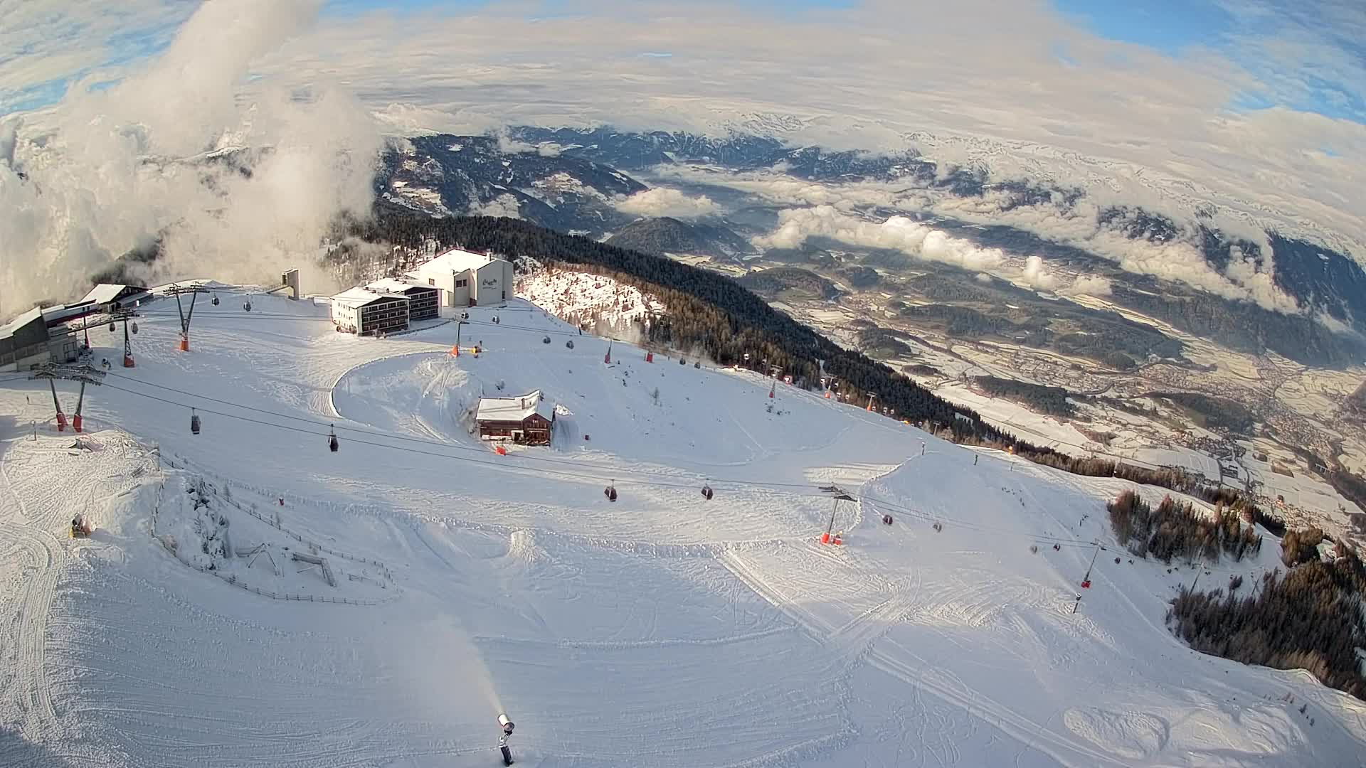 Cima estación de esquí Kronplatz | vista hacia Brunico